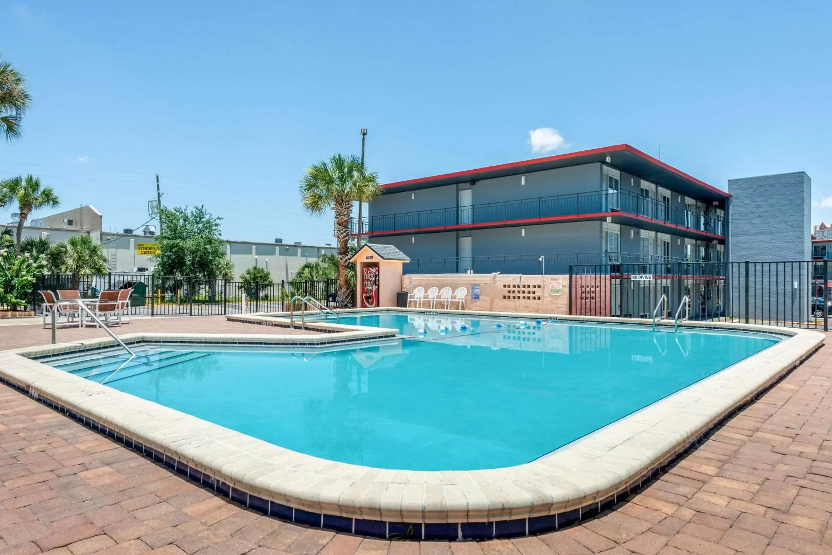 Property building, Swimming Pool in Econo Lodge International Drive