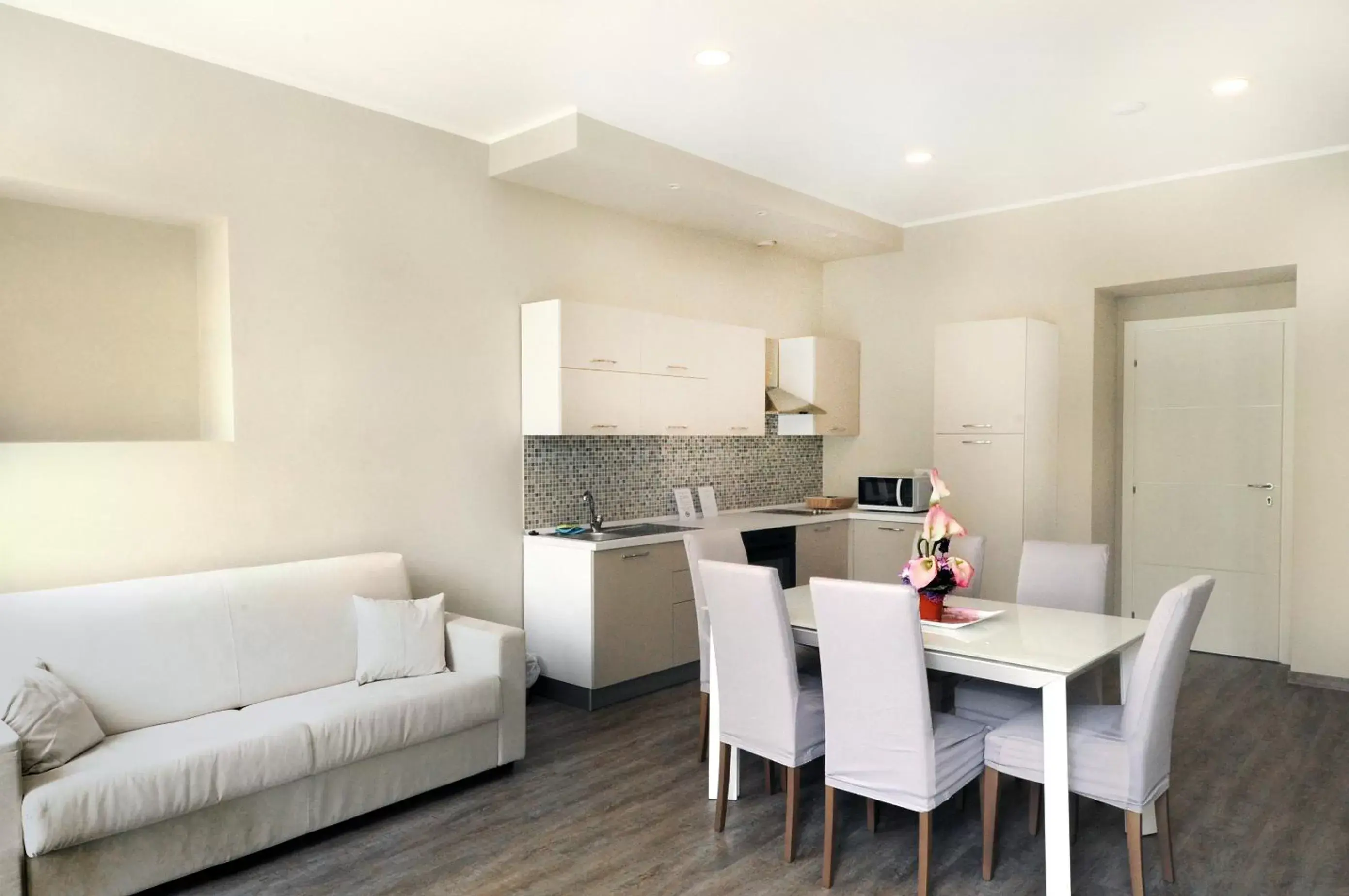 Kitchen or kitchenette, Dining Area in Hotel Alexander & Spa