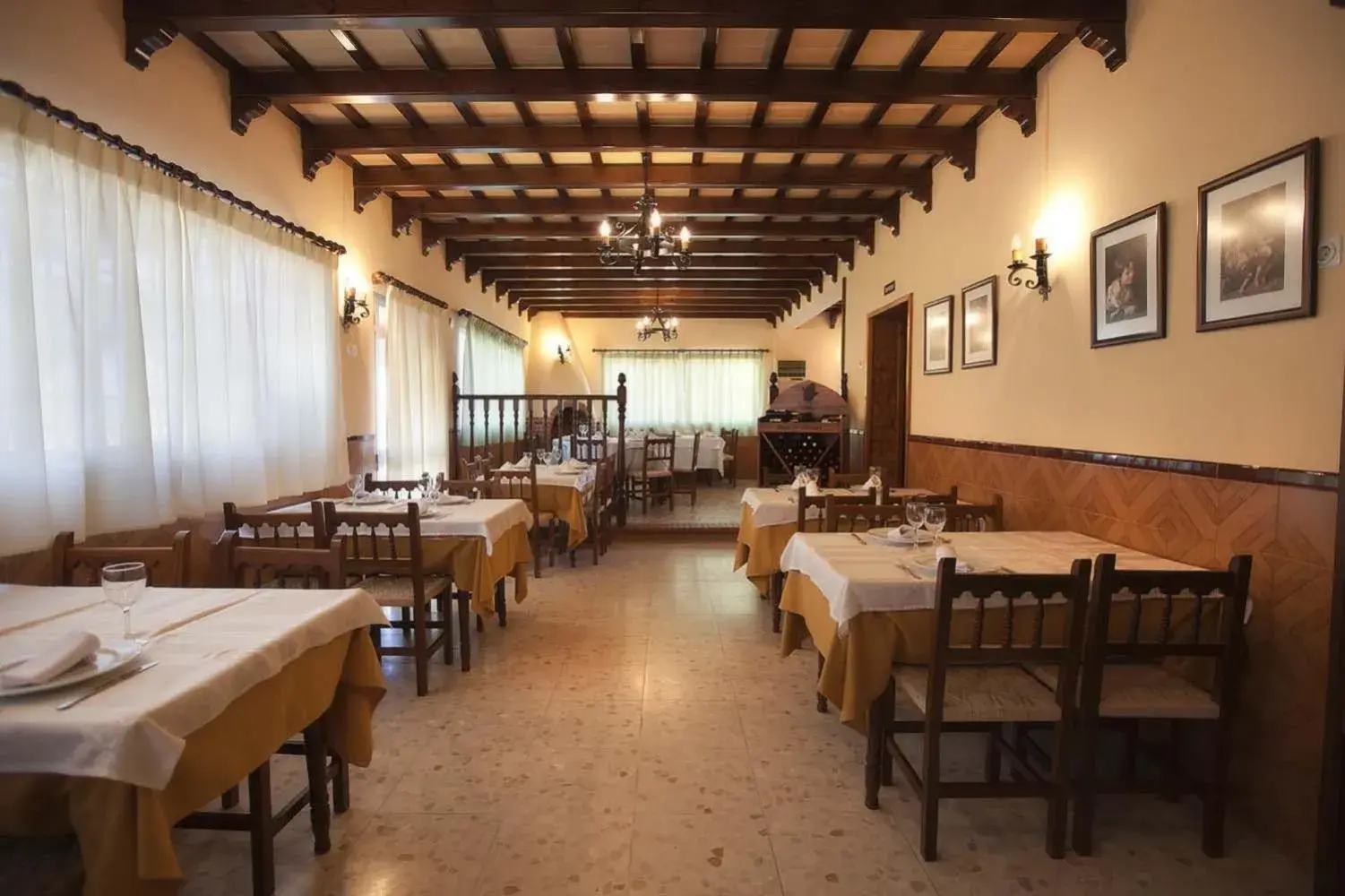 Restaurant/Places to Eat in Catalan Hotel