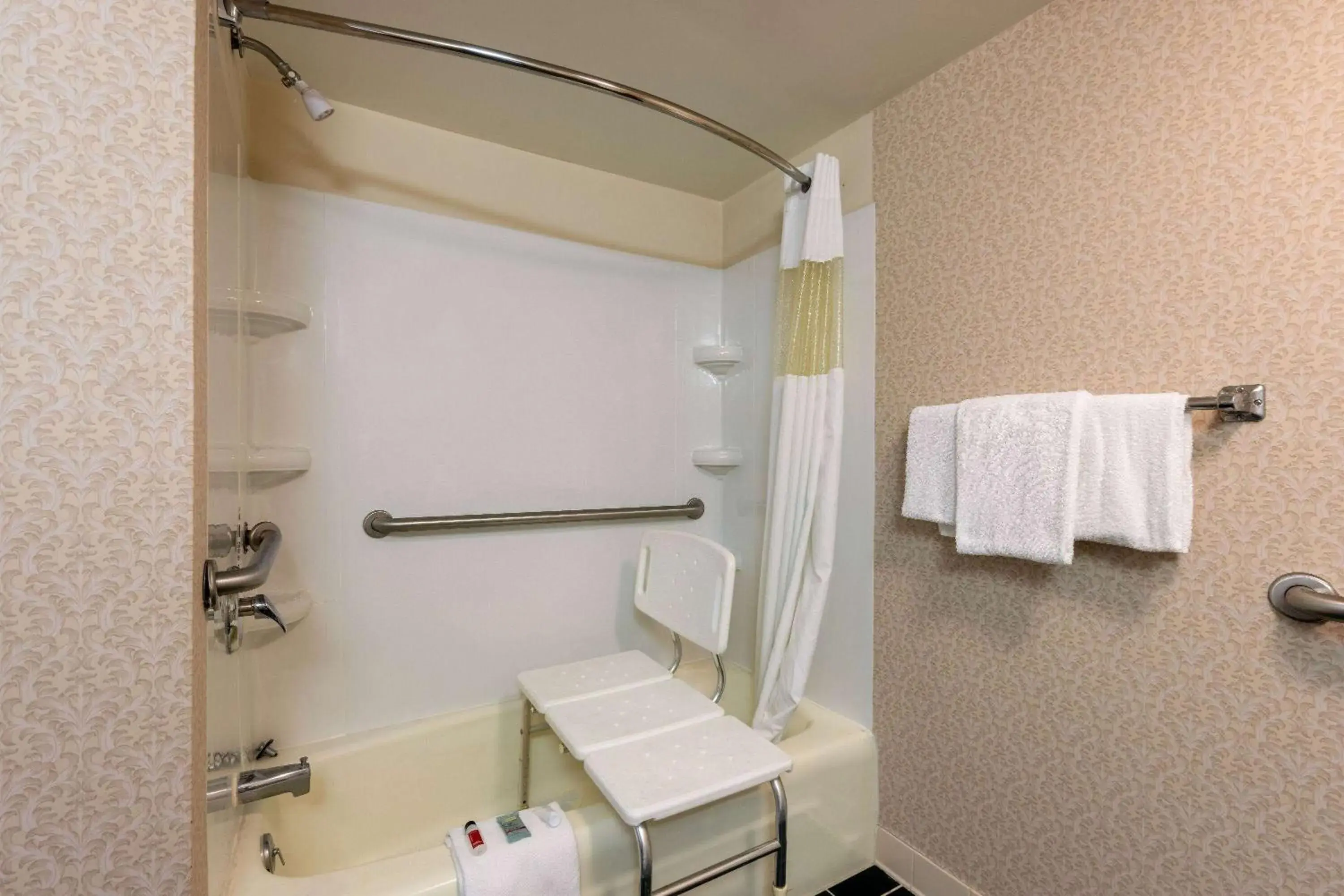 Bathroom in Howard Johnson by Wyndham Salem Hotel & Conference Center