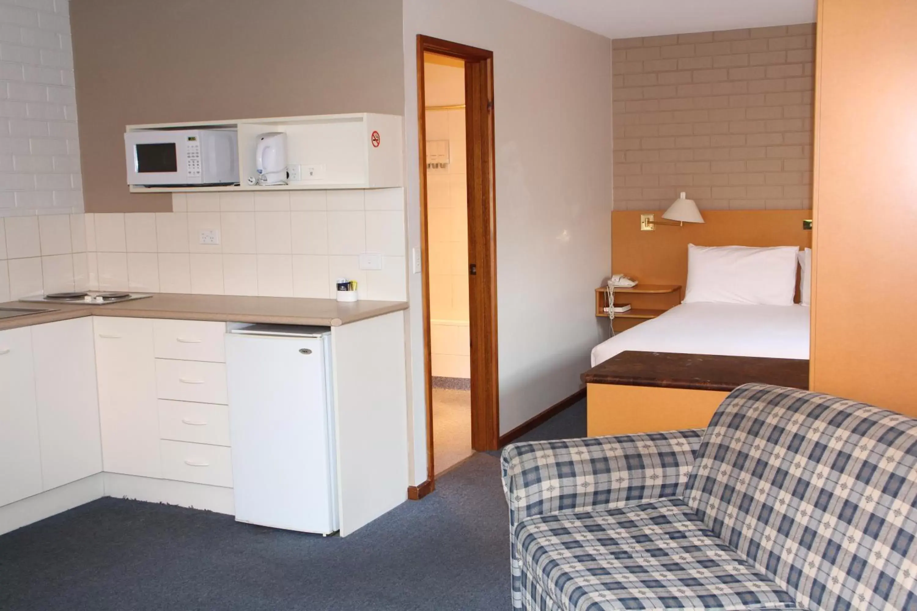 Bed, Kitchen/Kitchenette in Bay Hotel Apartments