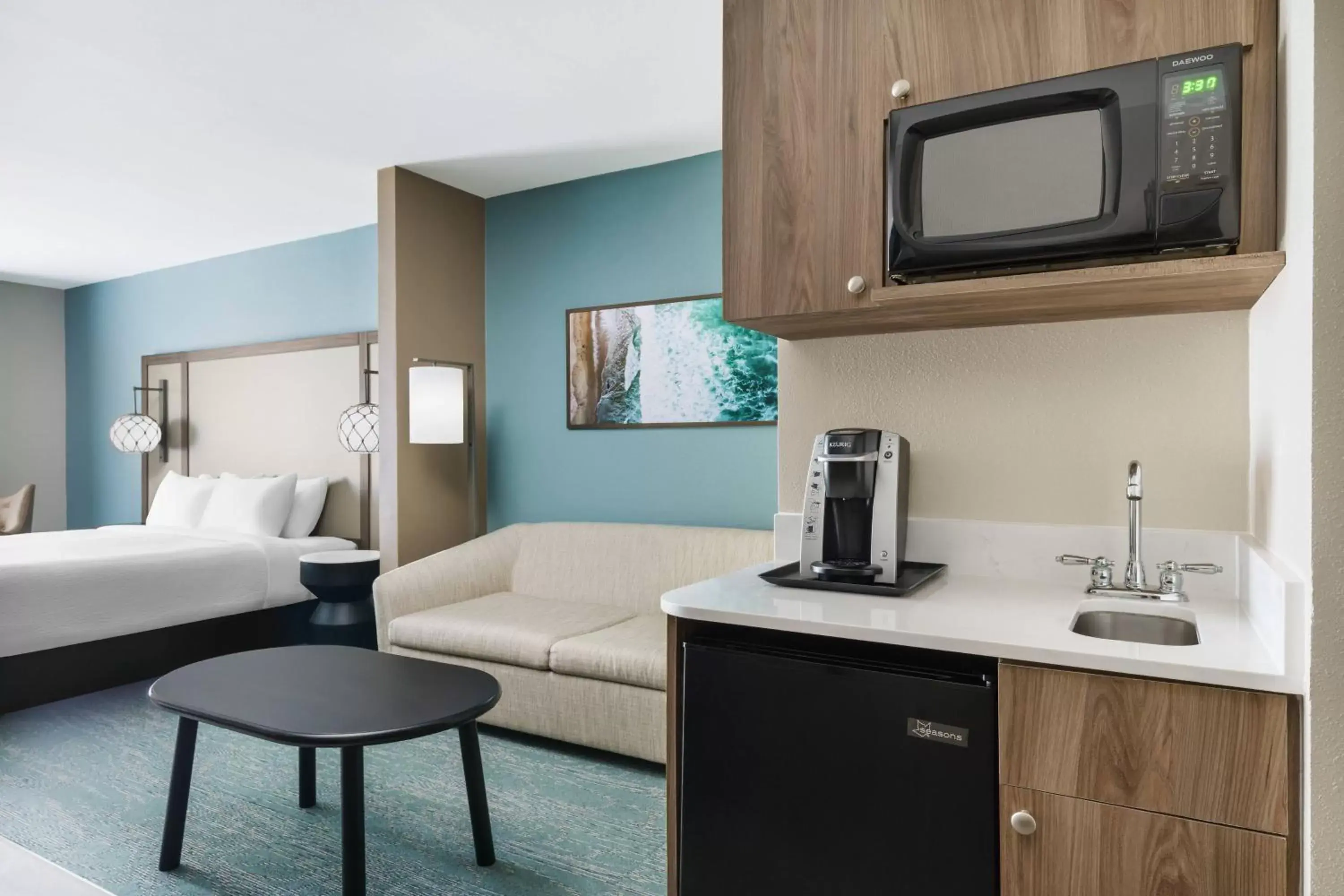 Bedroom, Kitchen/Kitchenette in Fairfield by Marriott Inn & Suites Marathon Florida Keys