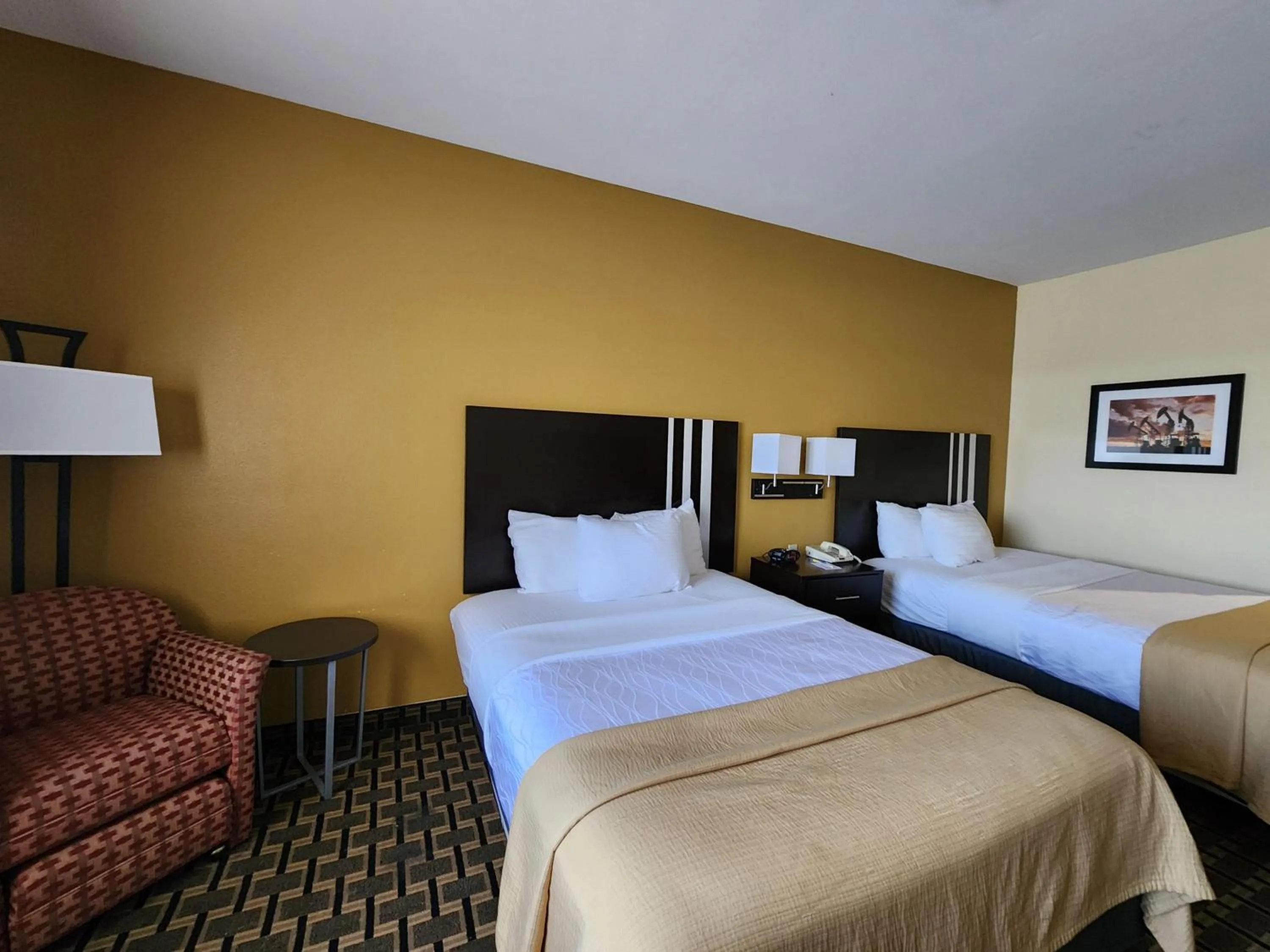 Bedroom, Bed in Days Inn & Suites by Wyndham Sam Houston Tollway