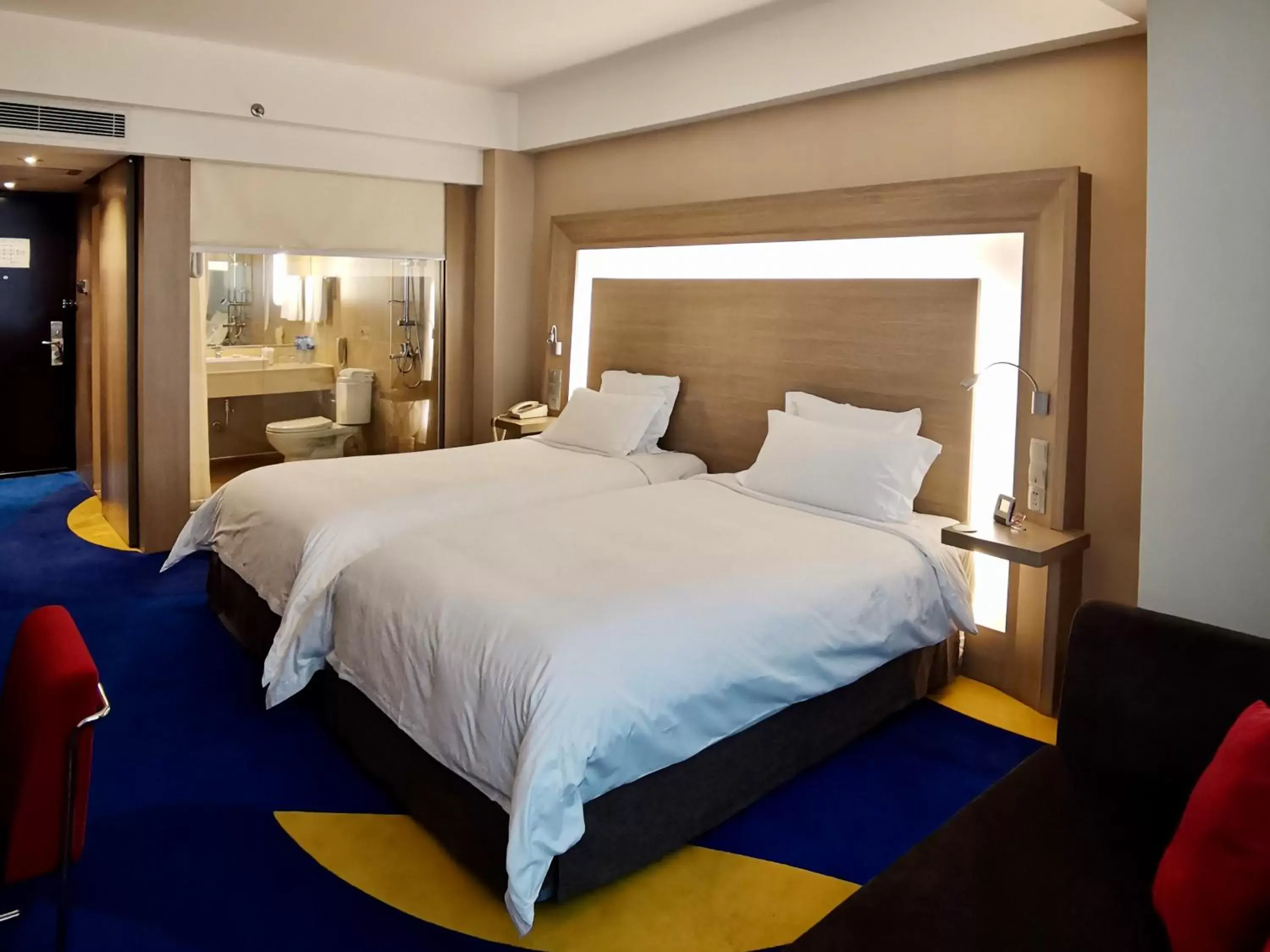 Photo of the whole room, Bed in Shenzhen Novotel Watergate(Kingkey 100)