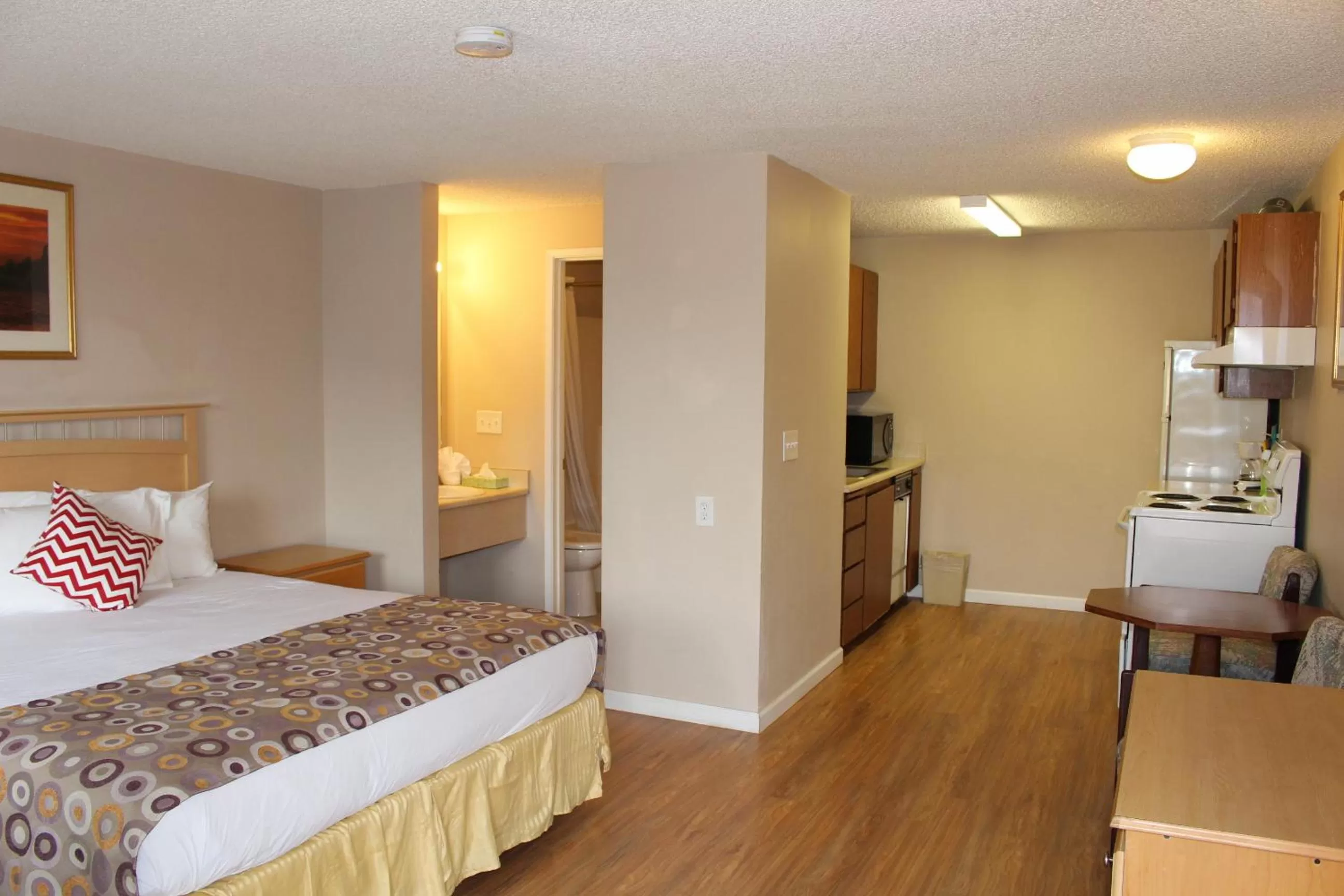 Photo of the whole room, Bed in Days Inn by Wyndham Lakewood South Tacoma