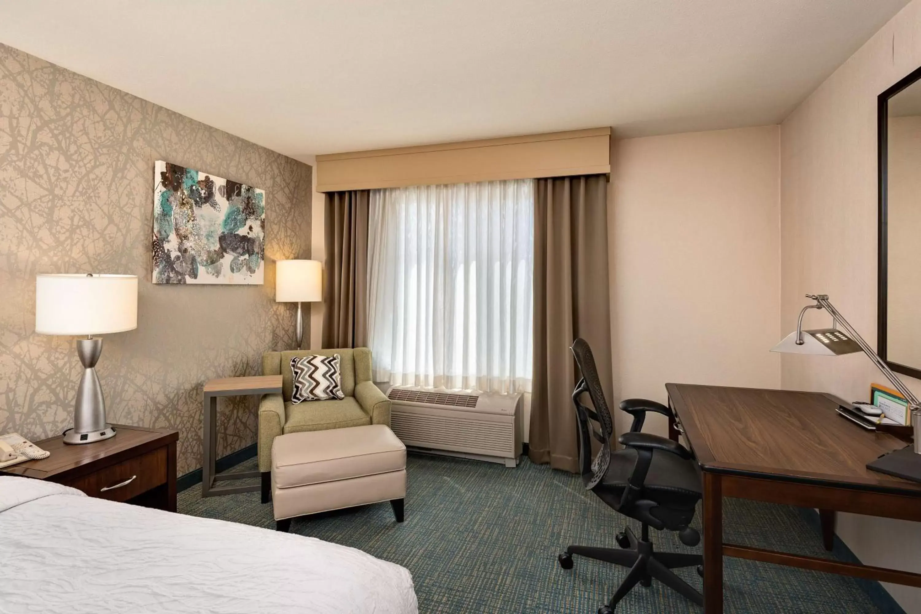 Bedroom, Seating Area in Hilton Garden Inn Overland Park