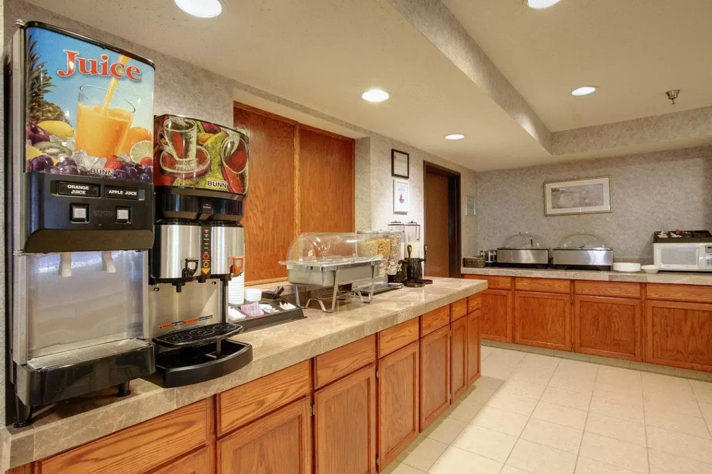 Food, Kitchen/Kitchenette in Americas Best Value Inn and Suites Saint Charles