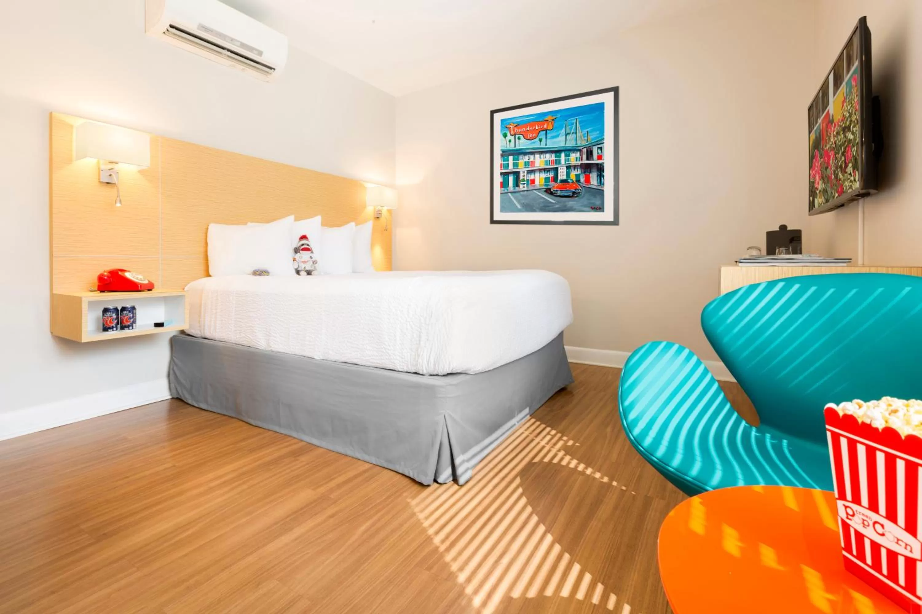 Photo of the whole room, Bed in The Thunderbird Inn