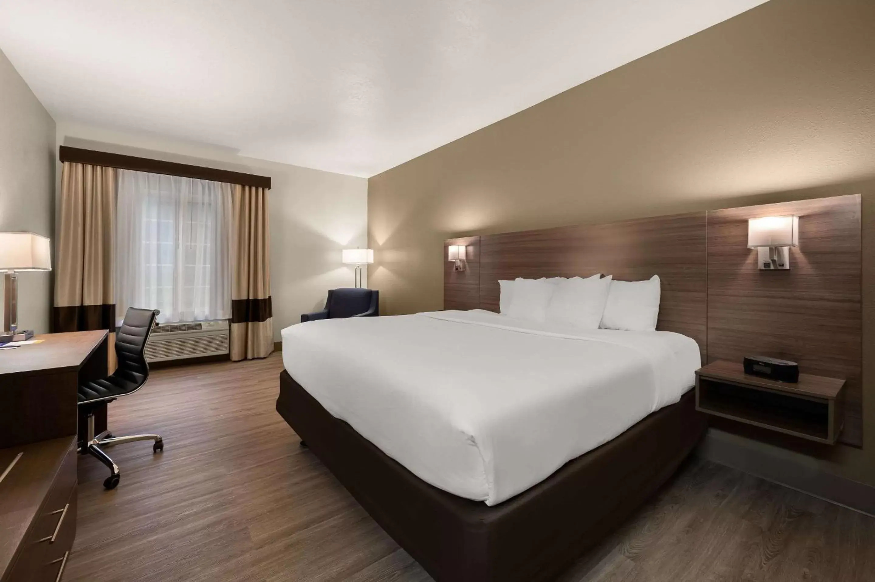 Bedroom, Bed in Comfort Inn & Suites Fenton