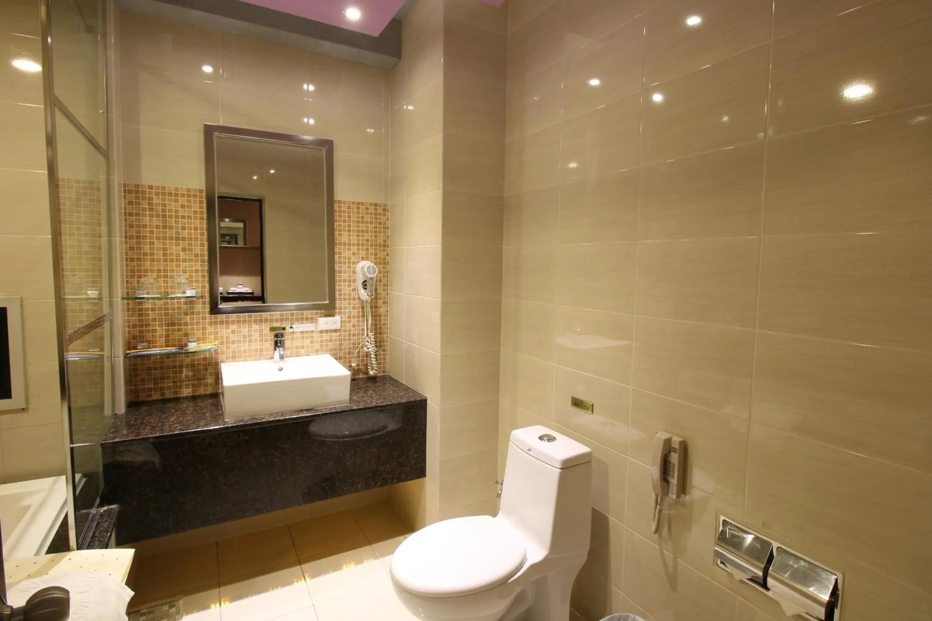 Bathroom in R7 Hotel