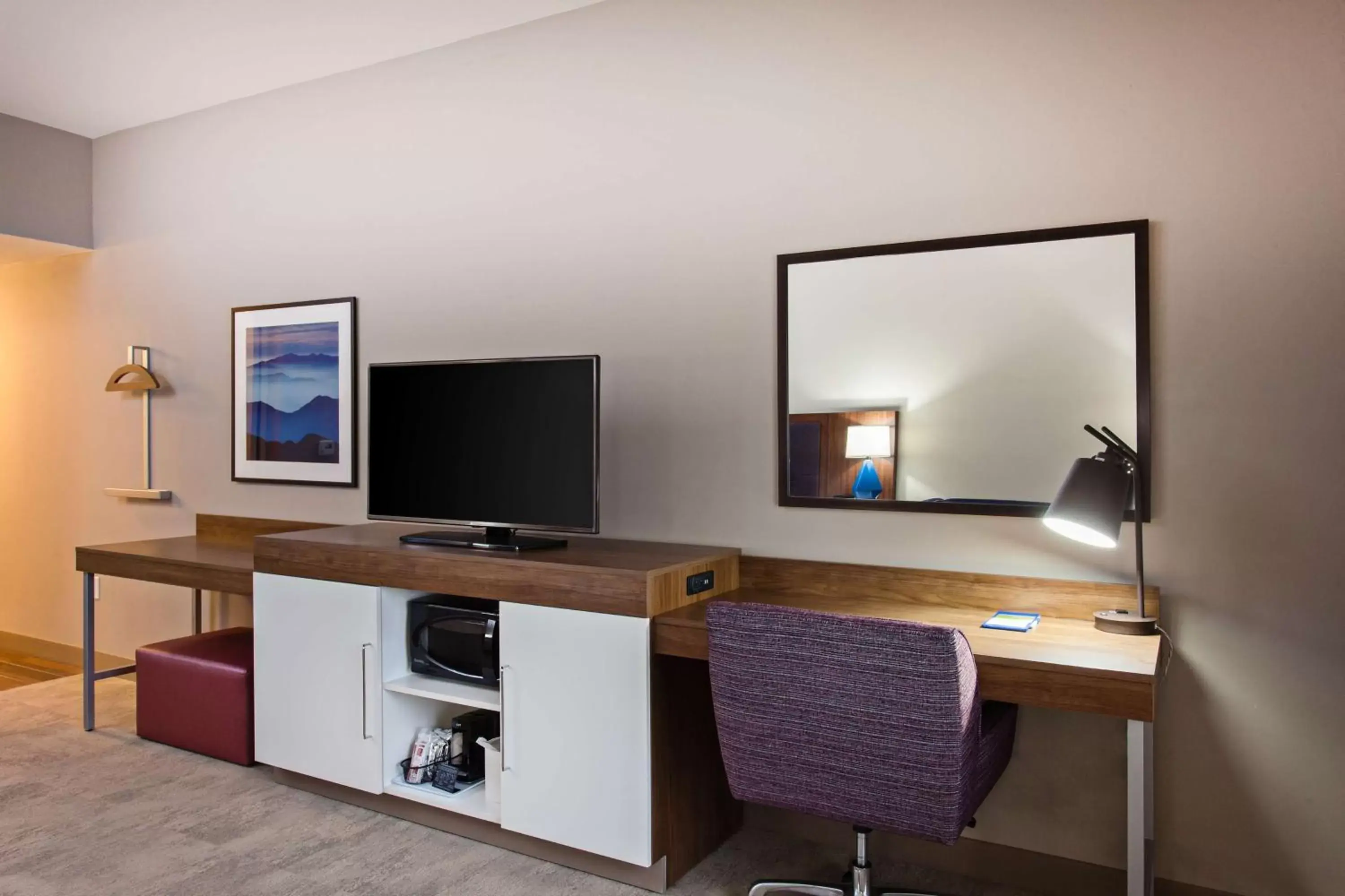 Bedroom, TV/Entertainment Center in Hampton Inn & Suites Leavenworth