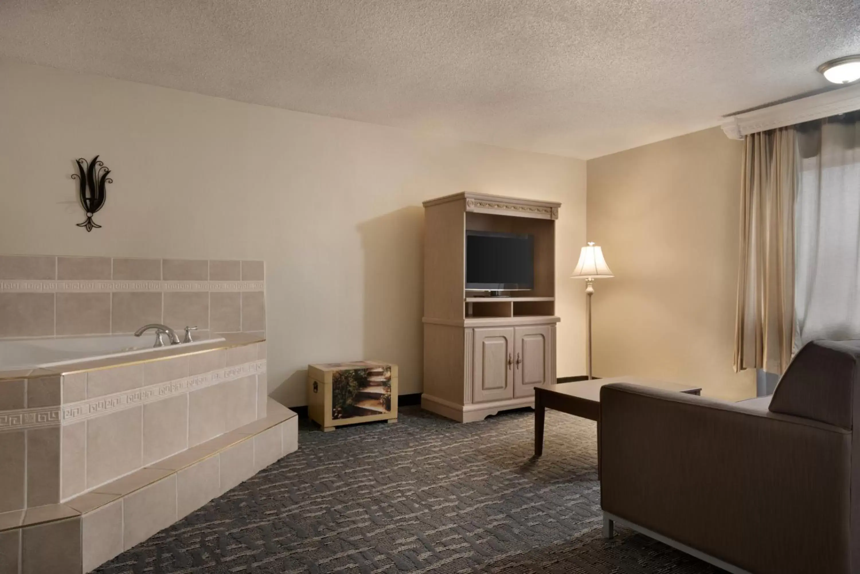Bed, TV/Entertainment Center in Baymont by Wyndham Des Moines North