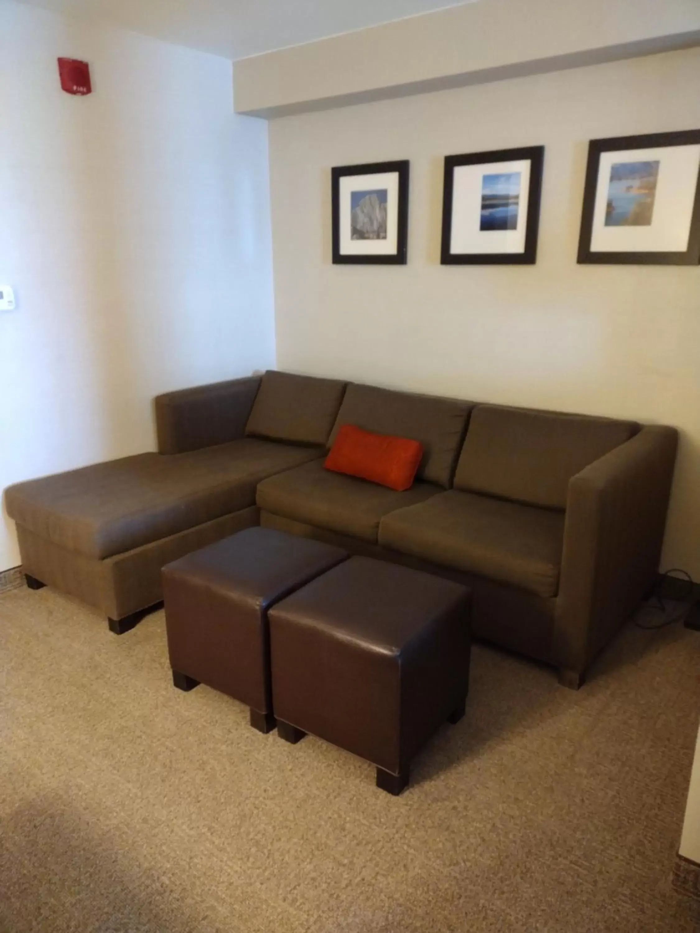 Living room, Seating Area in Comfort Suites Redding - Shasta Lake