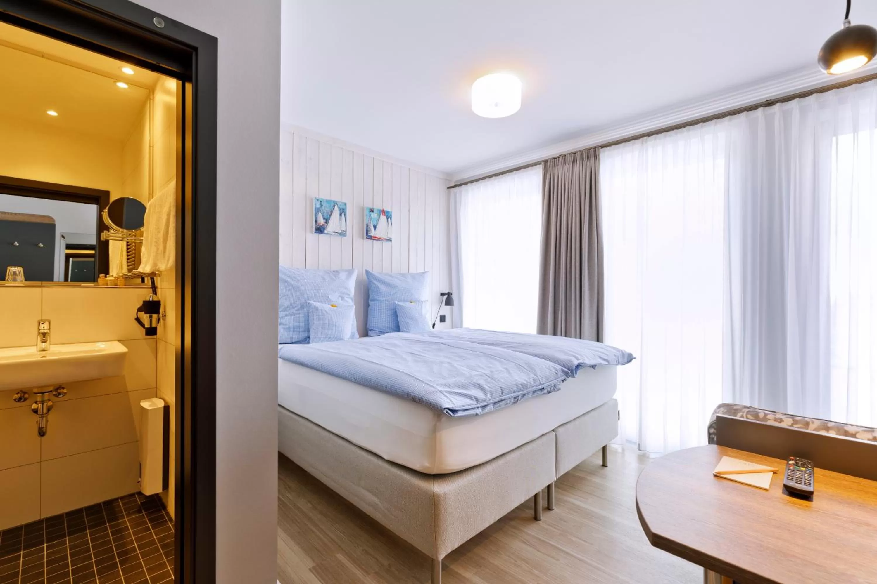 Photo of the whole room, Bed in Logierhaus RheintorEins