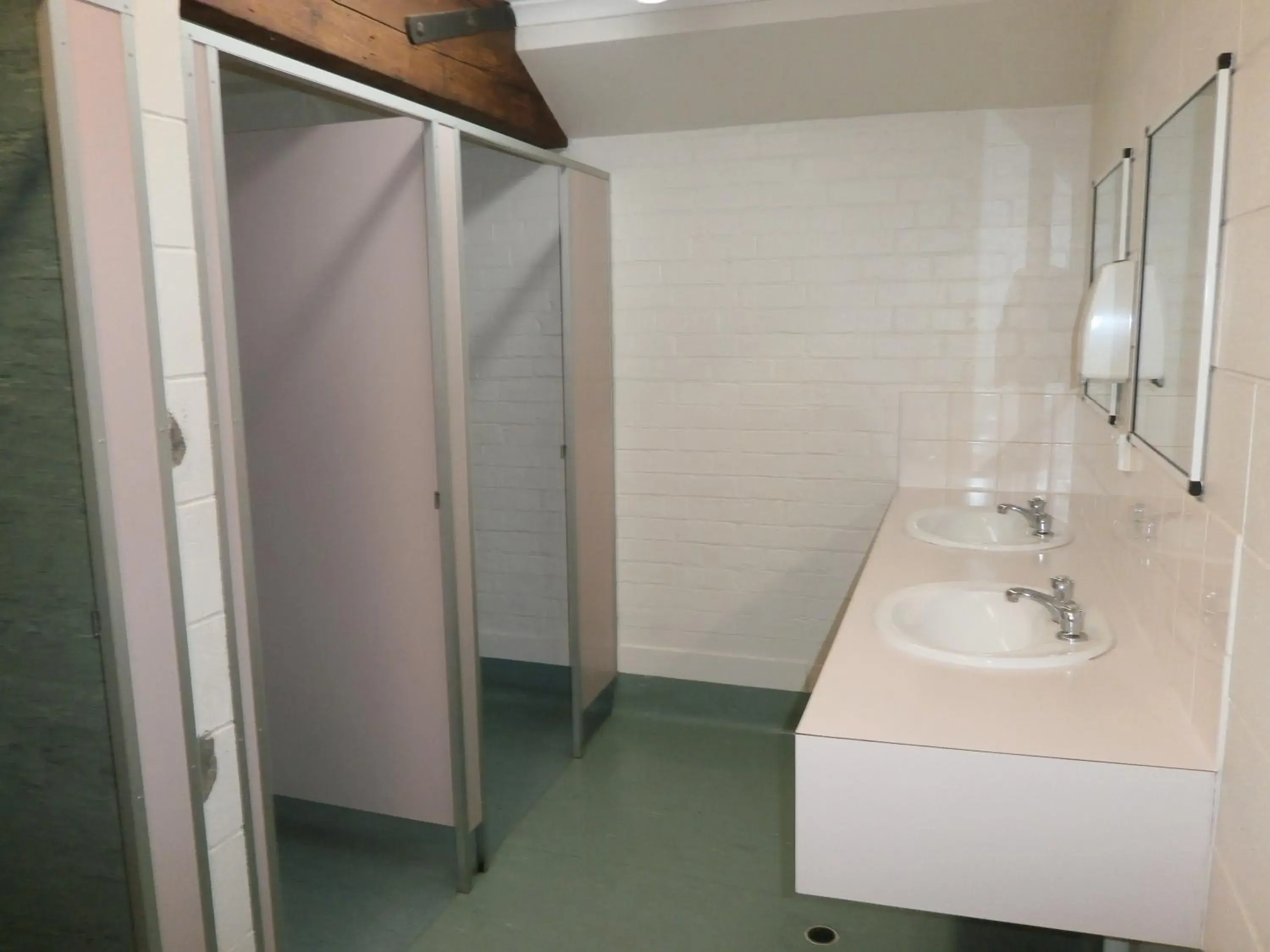 Area and facilities, Bathroom in Launceston Backpackers