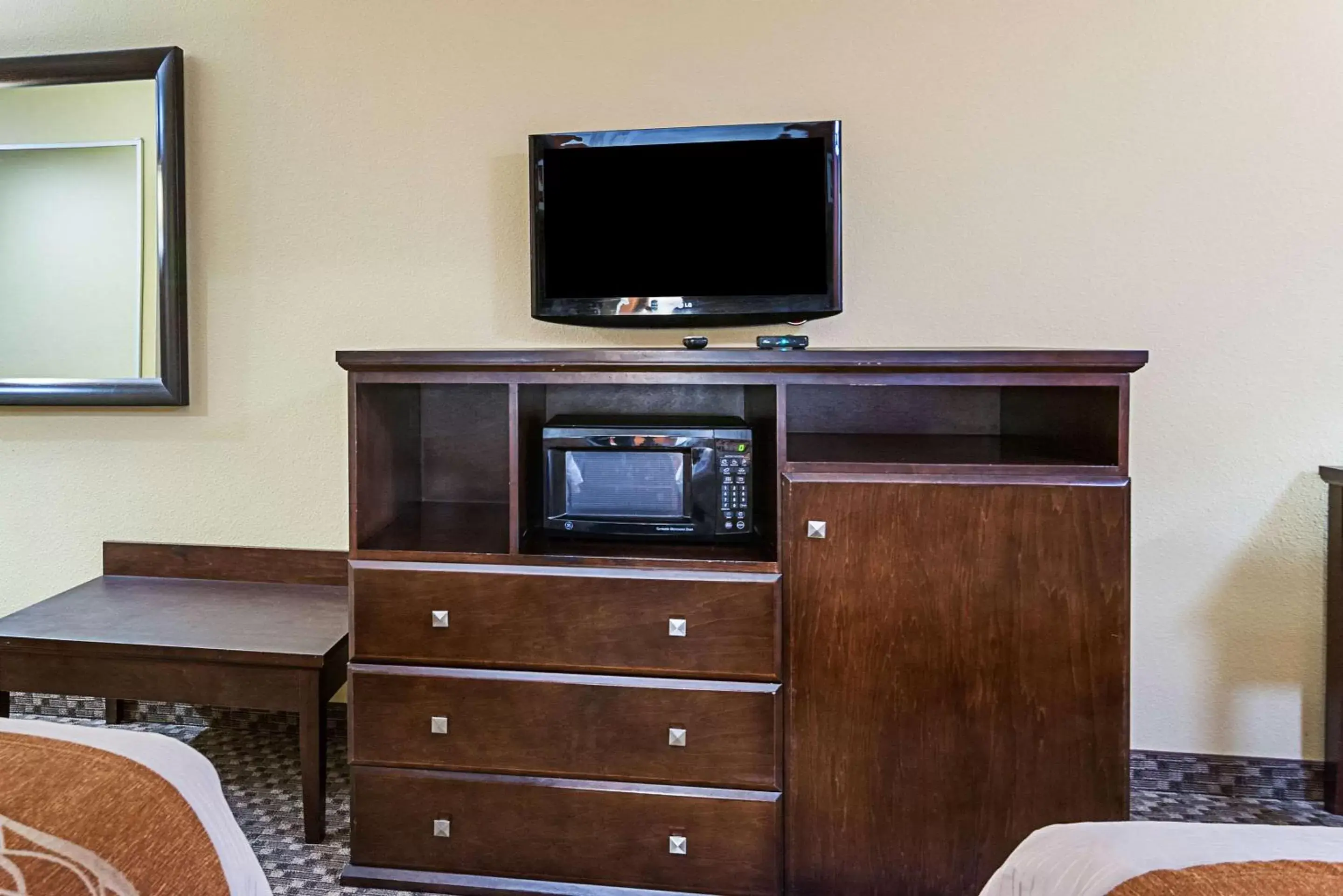 Photo of the whole room, TV/Entertainment Center in Quality Inn Opelousas