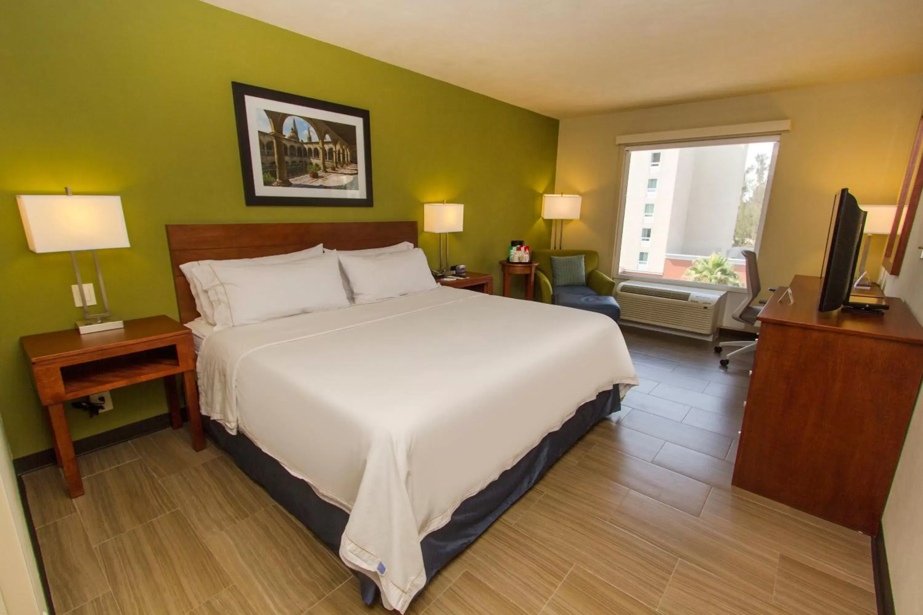 Photo of the whole room, Bed in Holiday Inn Express Guadalajara Aeropuerto, an IHG Hotel