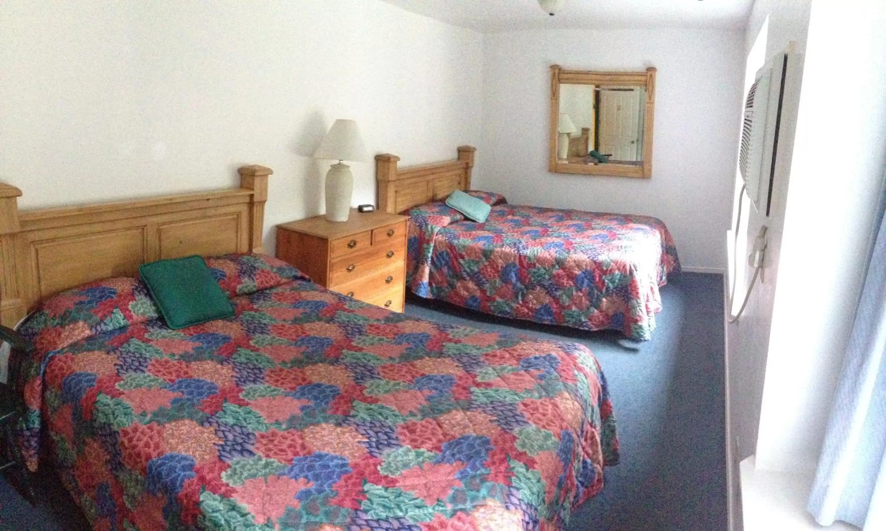 Photo of the whole room, Bed in Strawberry Inn