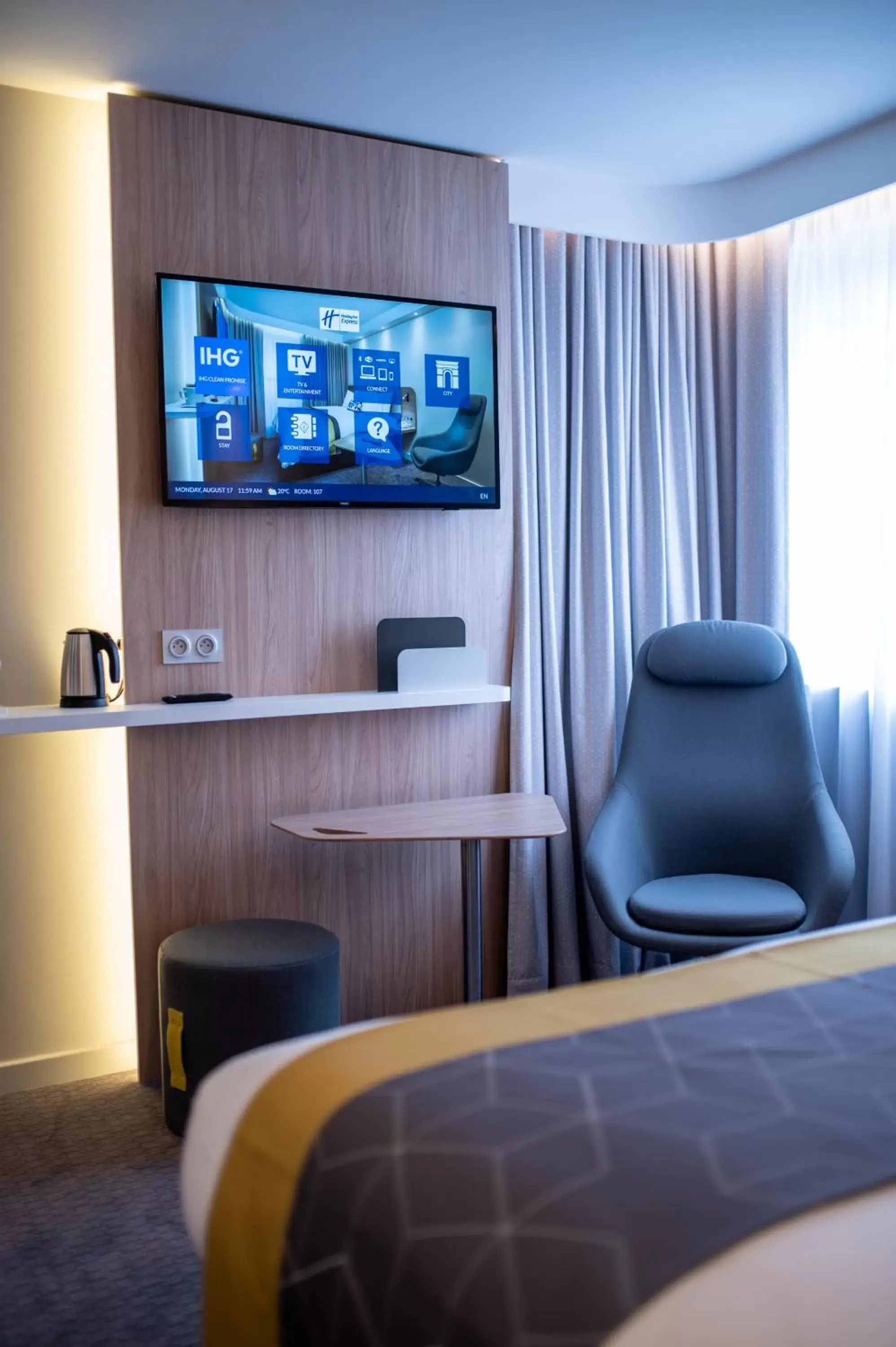 Bed, TV/Entertainment Center in Holiday Inn Express - Arcachon - La Teste, an IHG Hotel