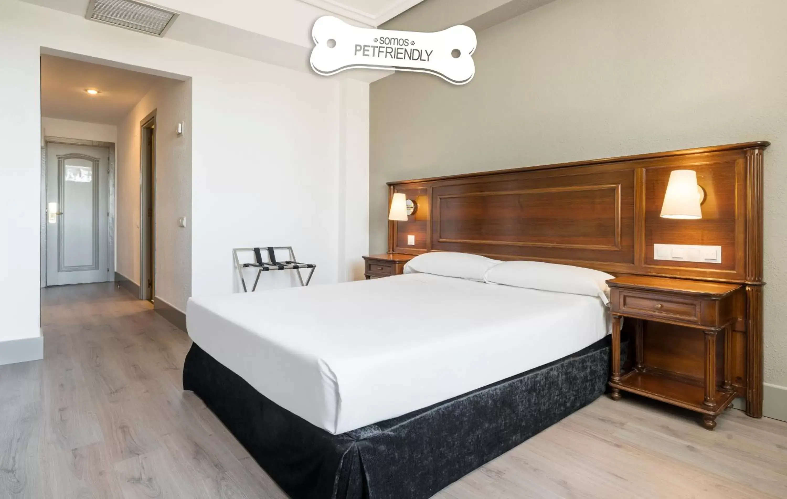 Double Room Pet Friendly in Hotel Ilunion Las Lomas Double Room Pet Friendly in Hotel Ilunion Las Lomas