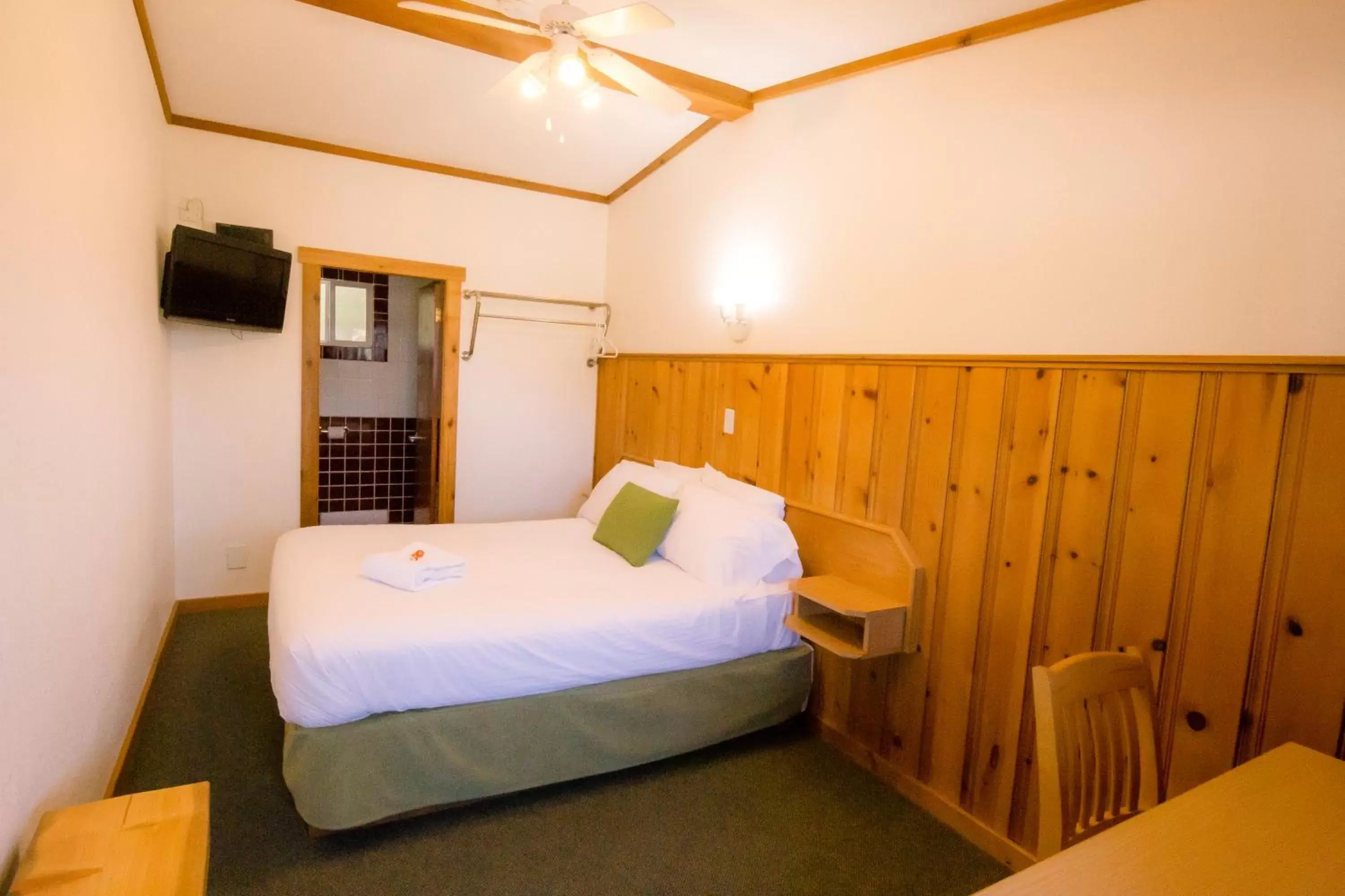 Photo of the whole room, Bed in Gateway Motel