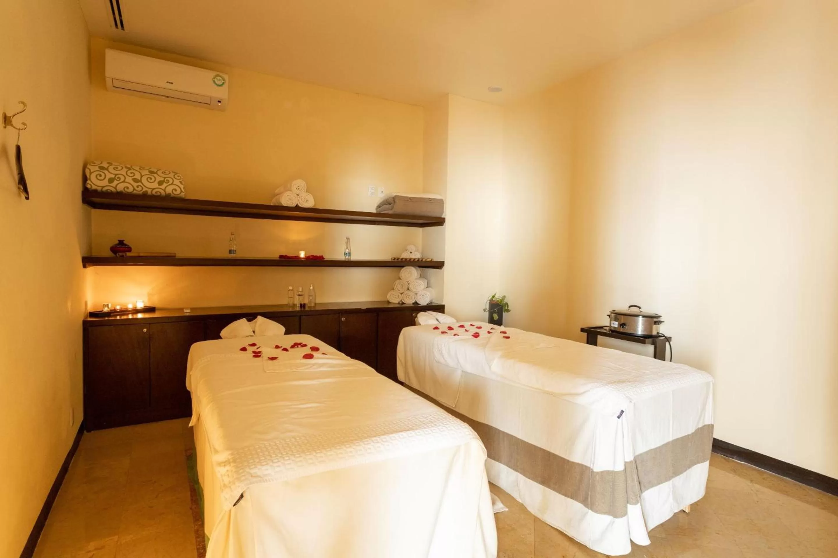 Spa and wellness centre/facilities, Bed in Quinta Real Monterrey