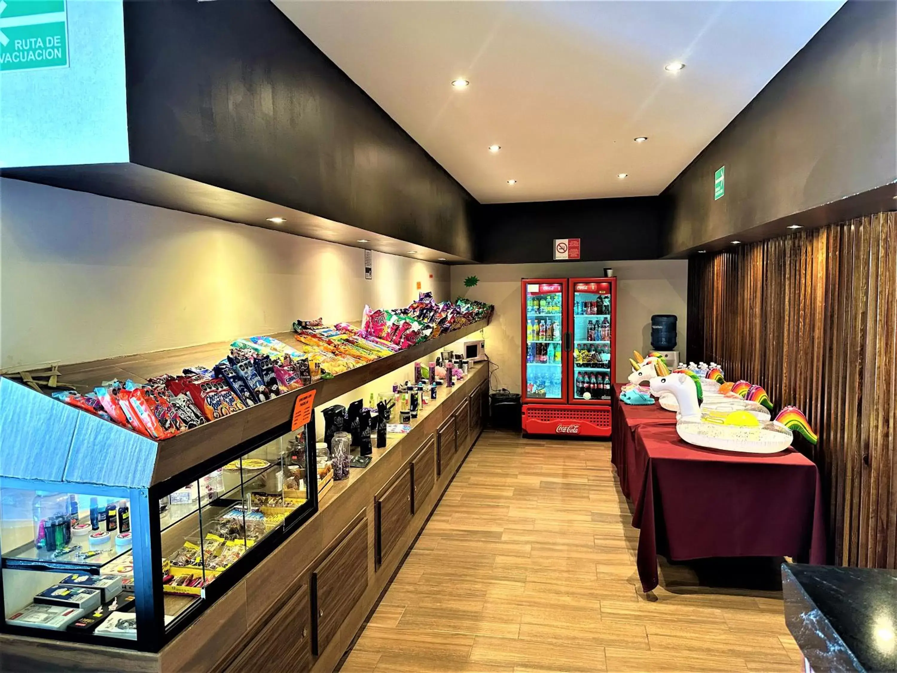 On-site shops in KAVIA MEOQUI HOTEL & SUITES