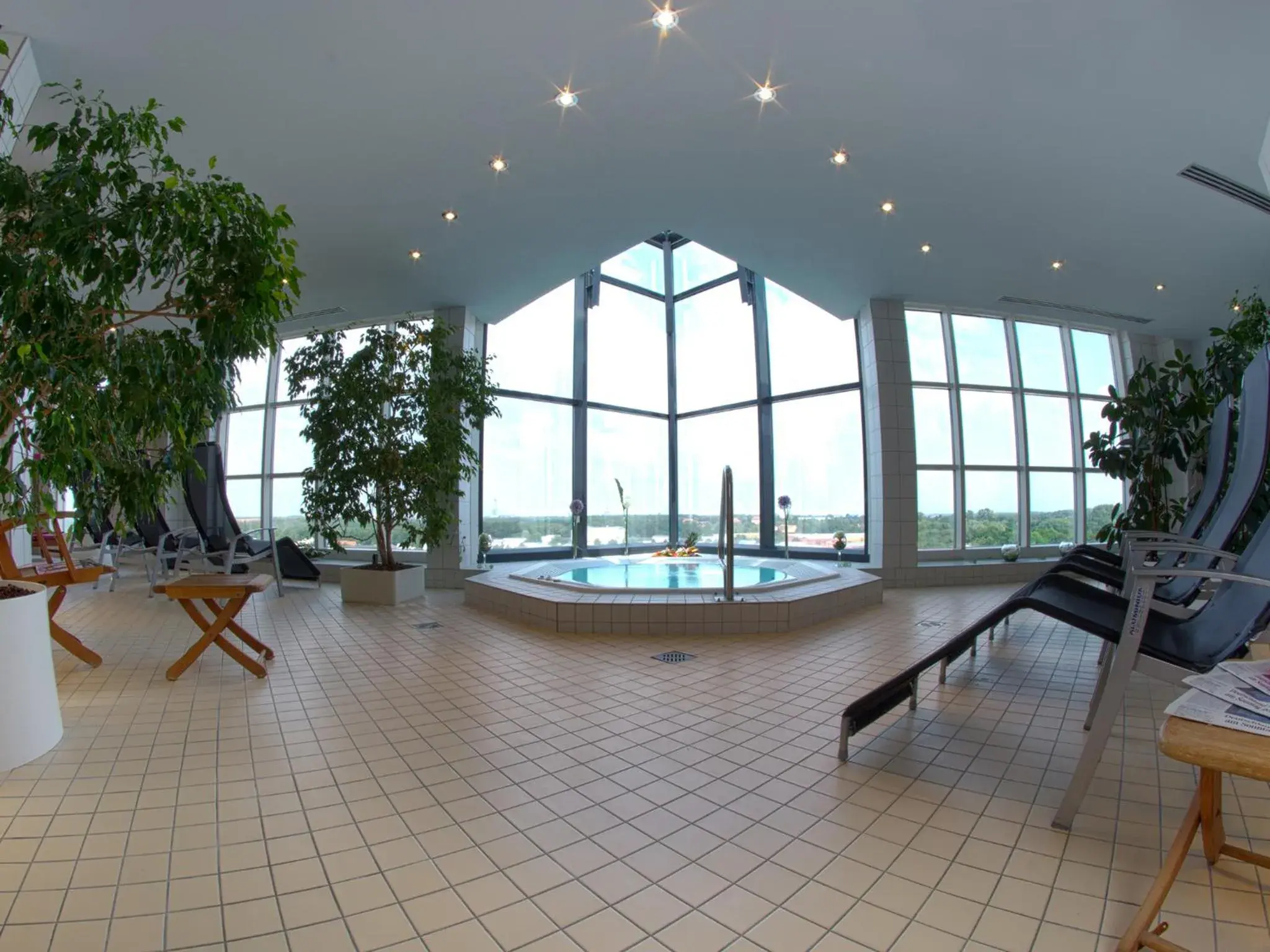 Hot Tub, Swimming Pool in Atlanta Hotel International Leipzig