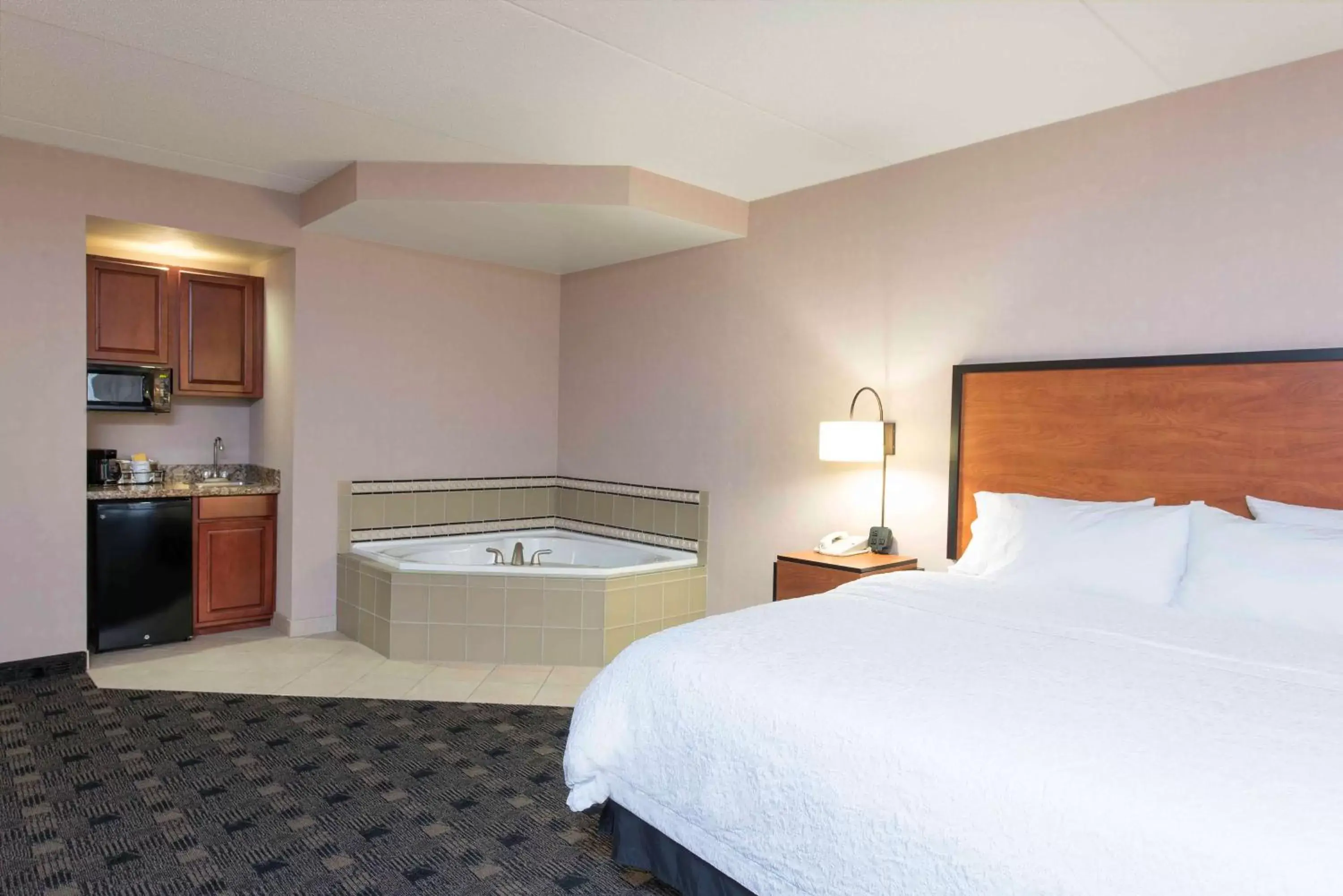 Bed, Kitchen/Kitchenette in Hampton Inn and Suites Indianapolis-Fishers
