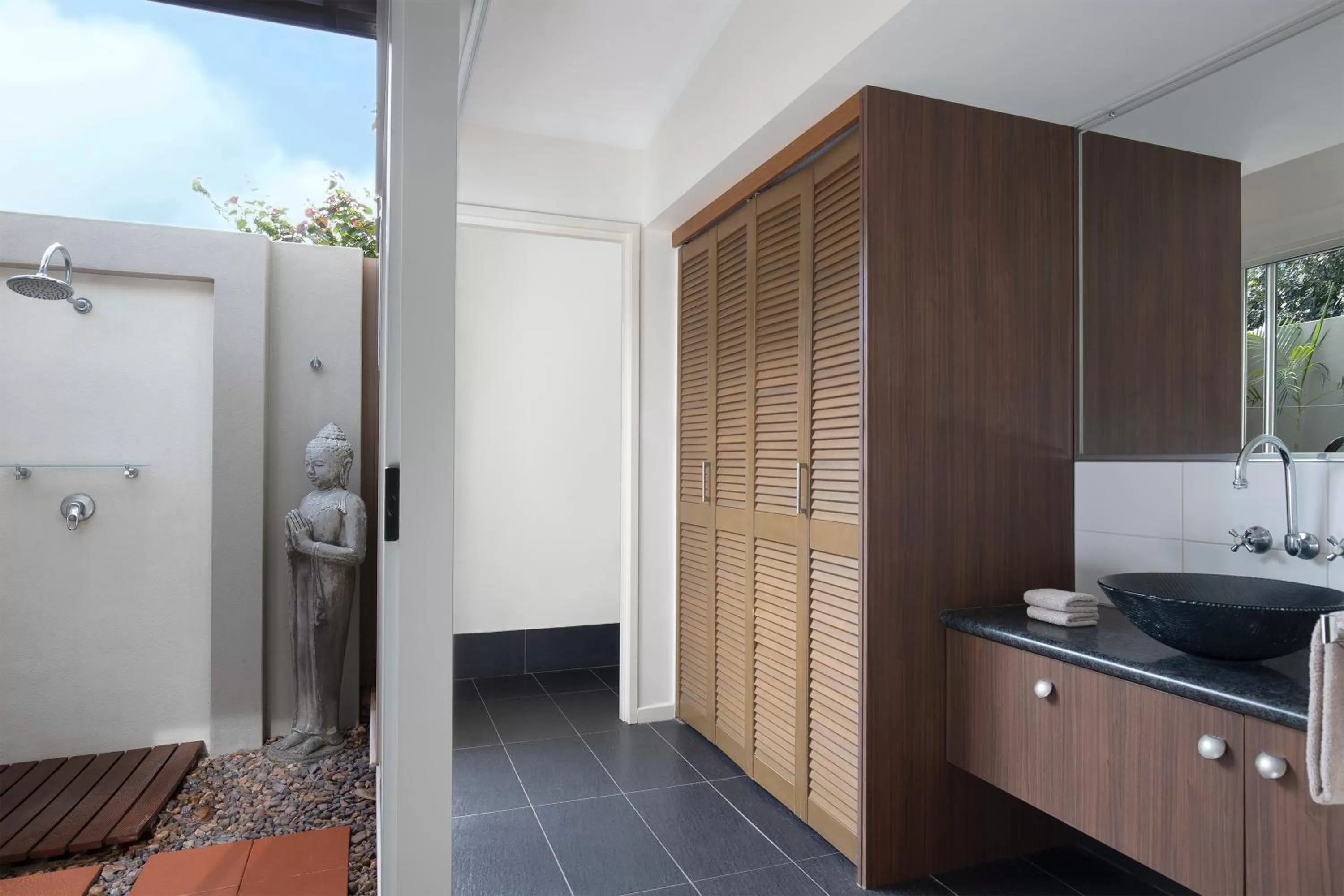 Bathroom in Mantra Frangipani Broome