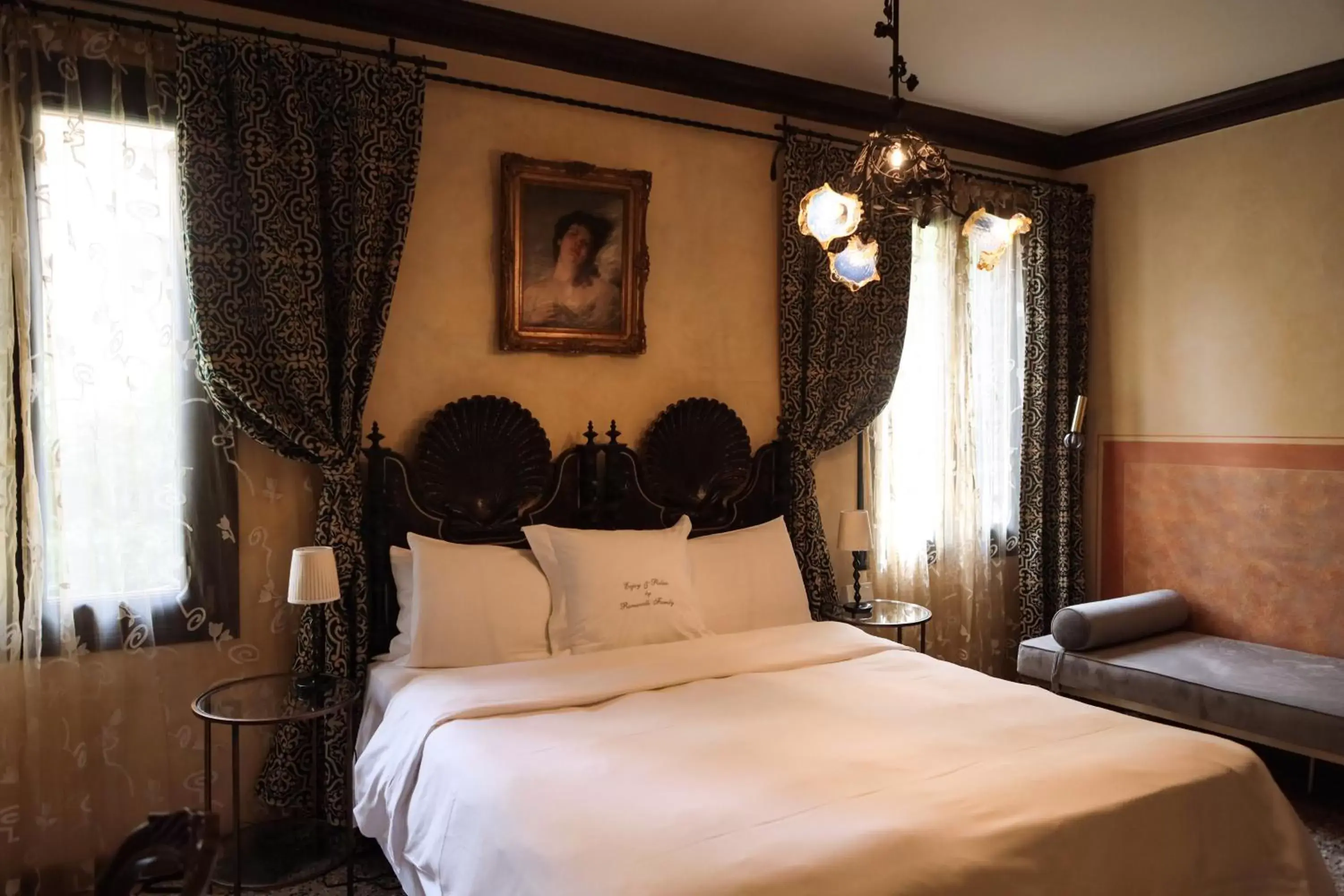 Bed in Novecento Boutique Hotel