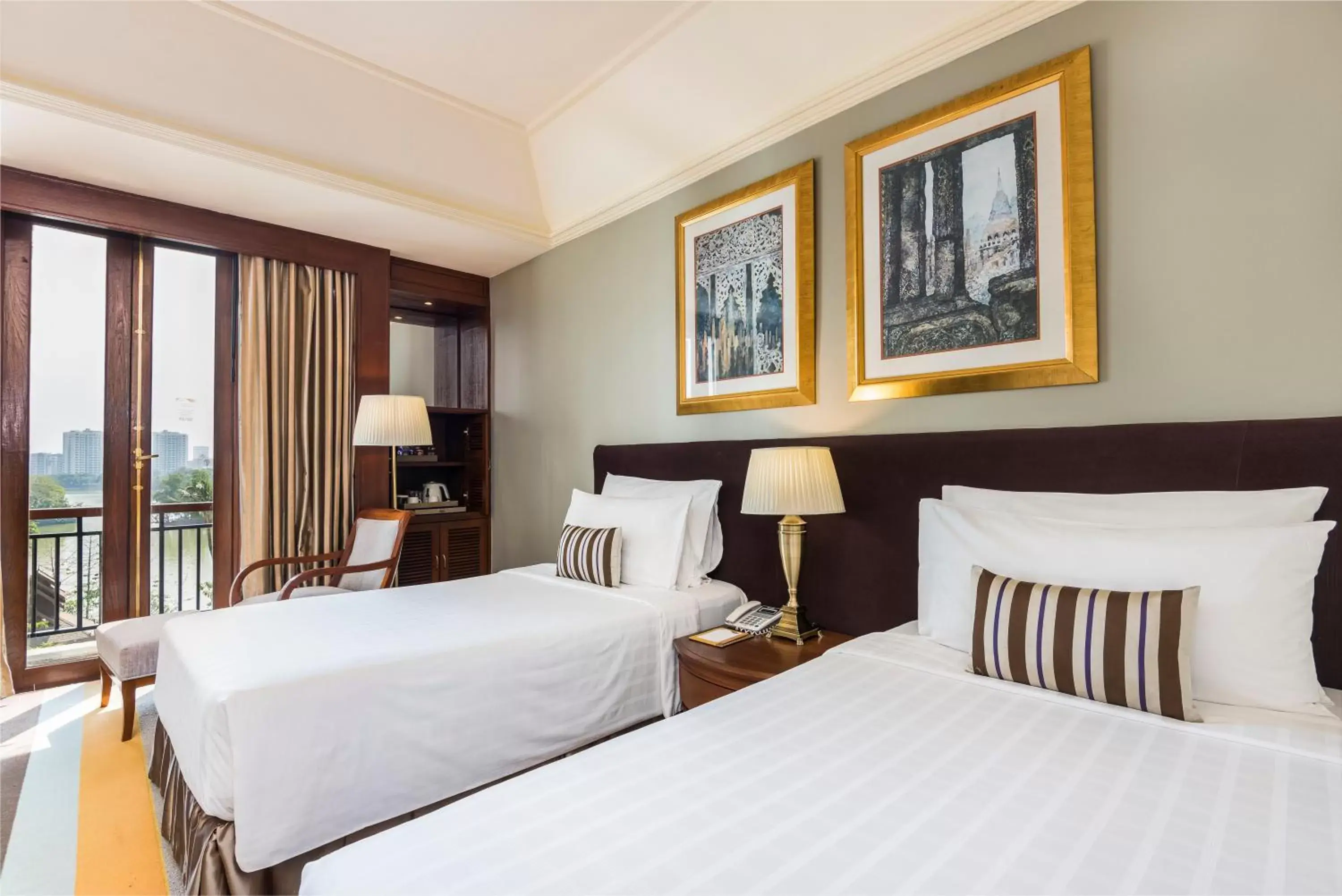 Bed in Chatrium Hotel Royal Lake Yangon