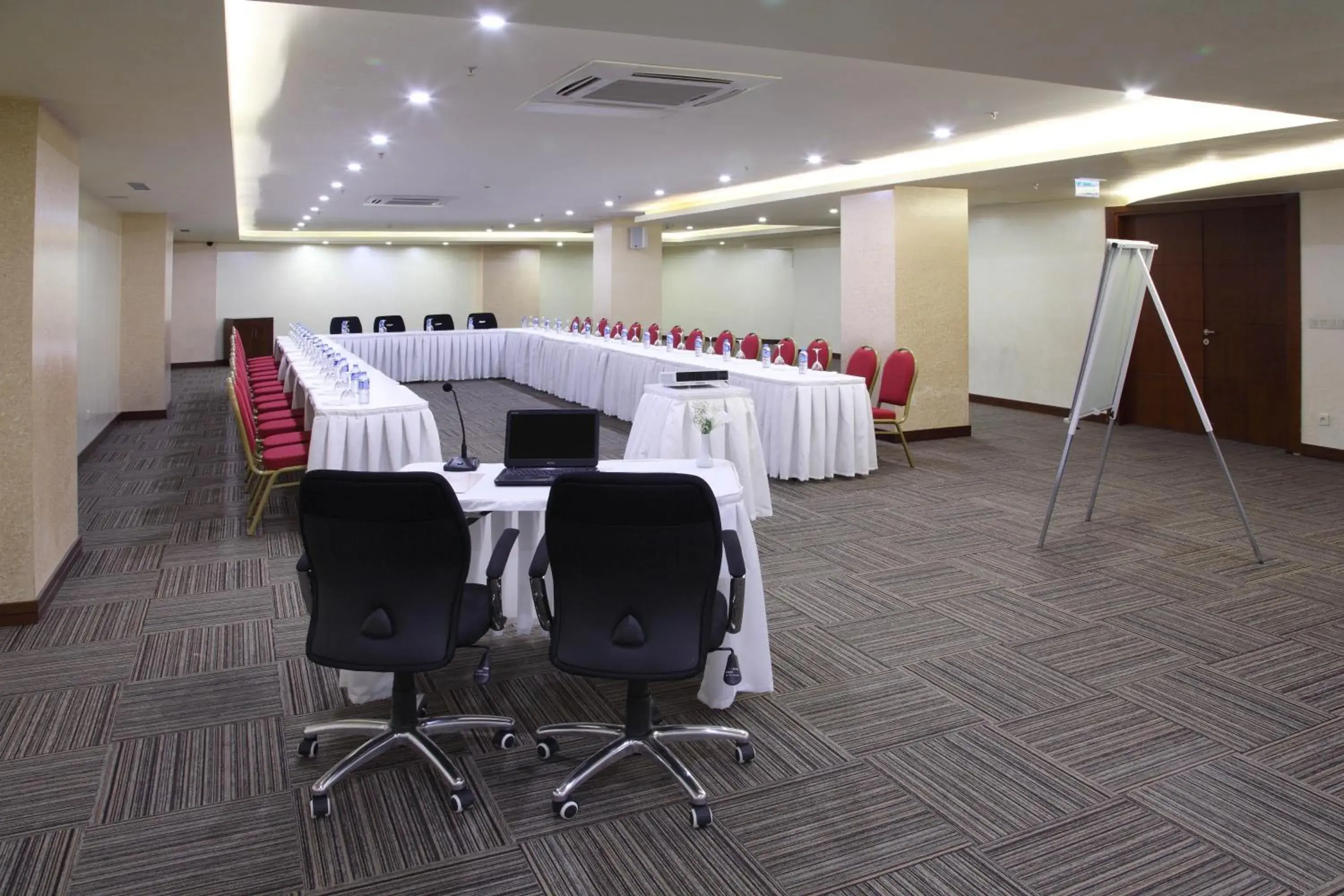 Business facilities in Hotel Senbayrak City