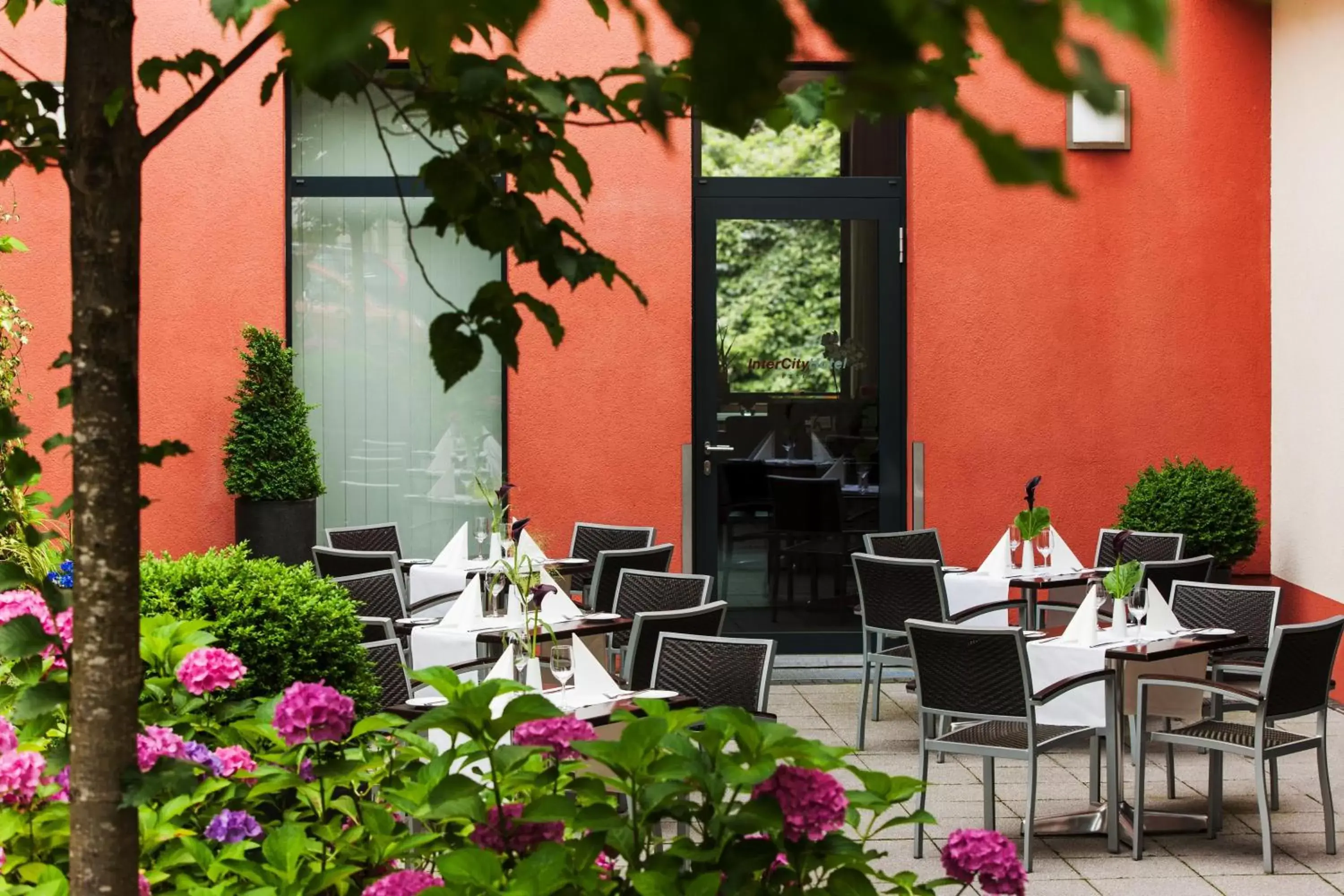 Balcony/Terrace, Restaurant/Places to Eat in IntercityHotel Essen