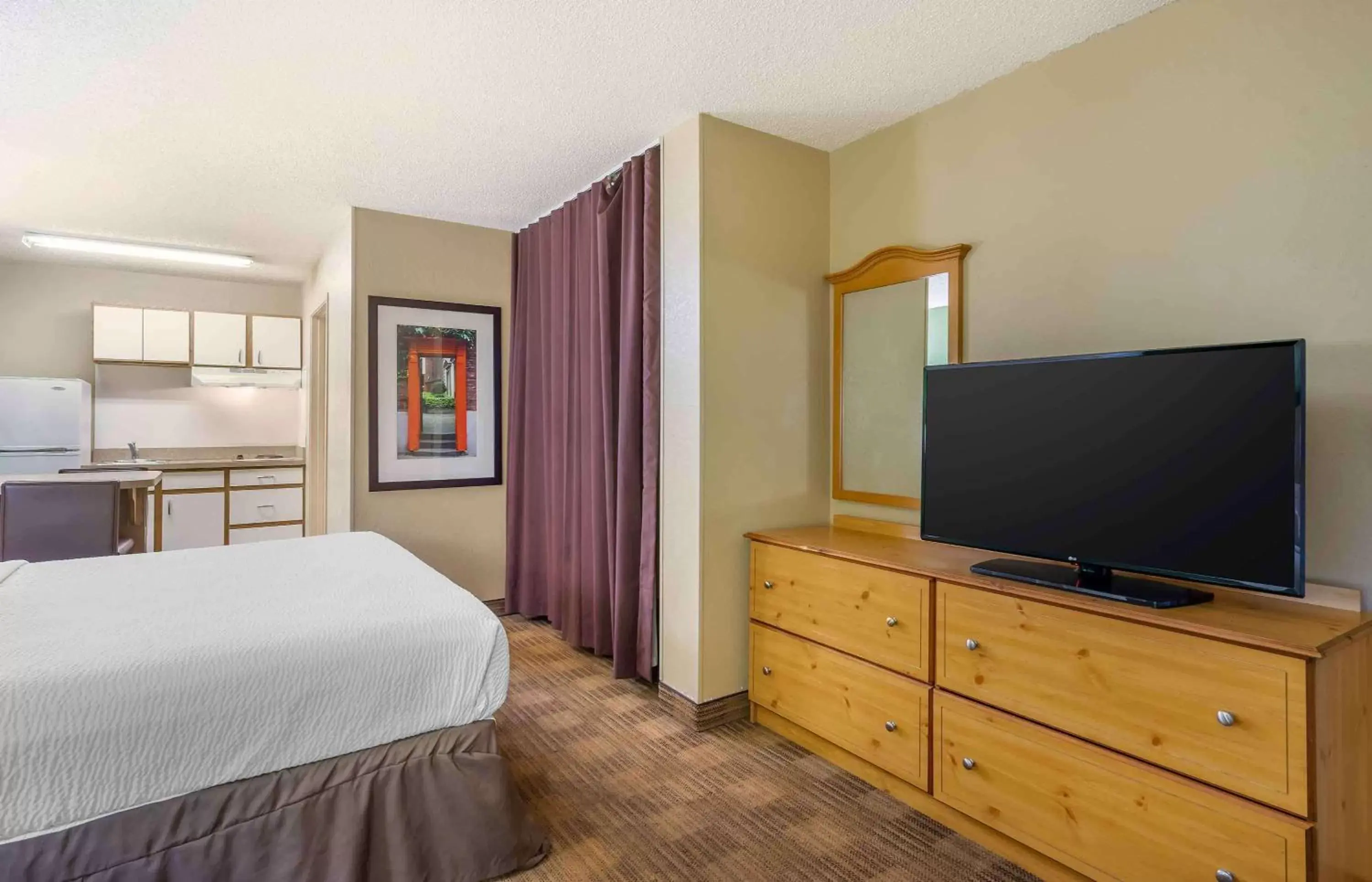 Bedroom, TV/Entertainment Center in Extended Stay America Select Suites - Tampa - Brandon