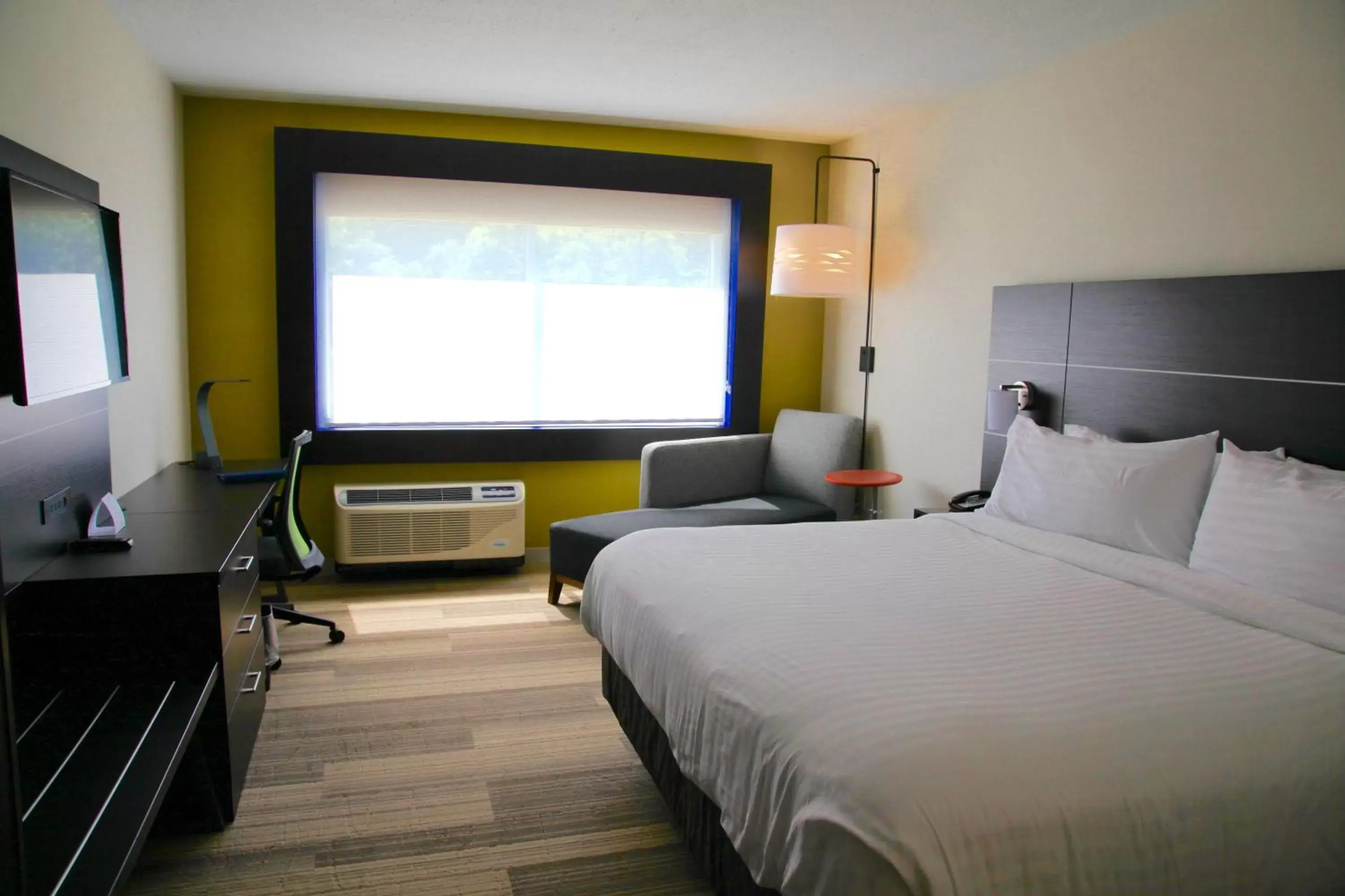 Photo of the whole room, Bed in Holiday Inn Express & Suites Oswego, an IHG Hotel