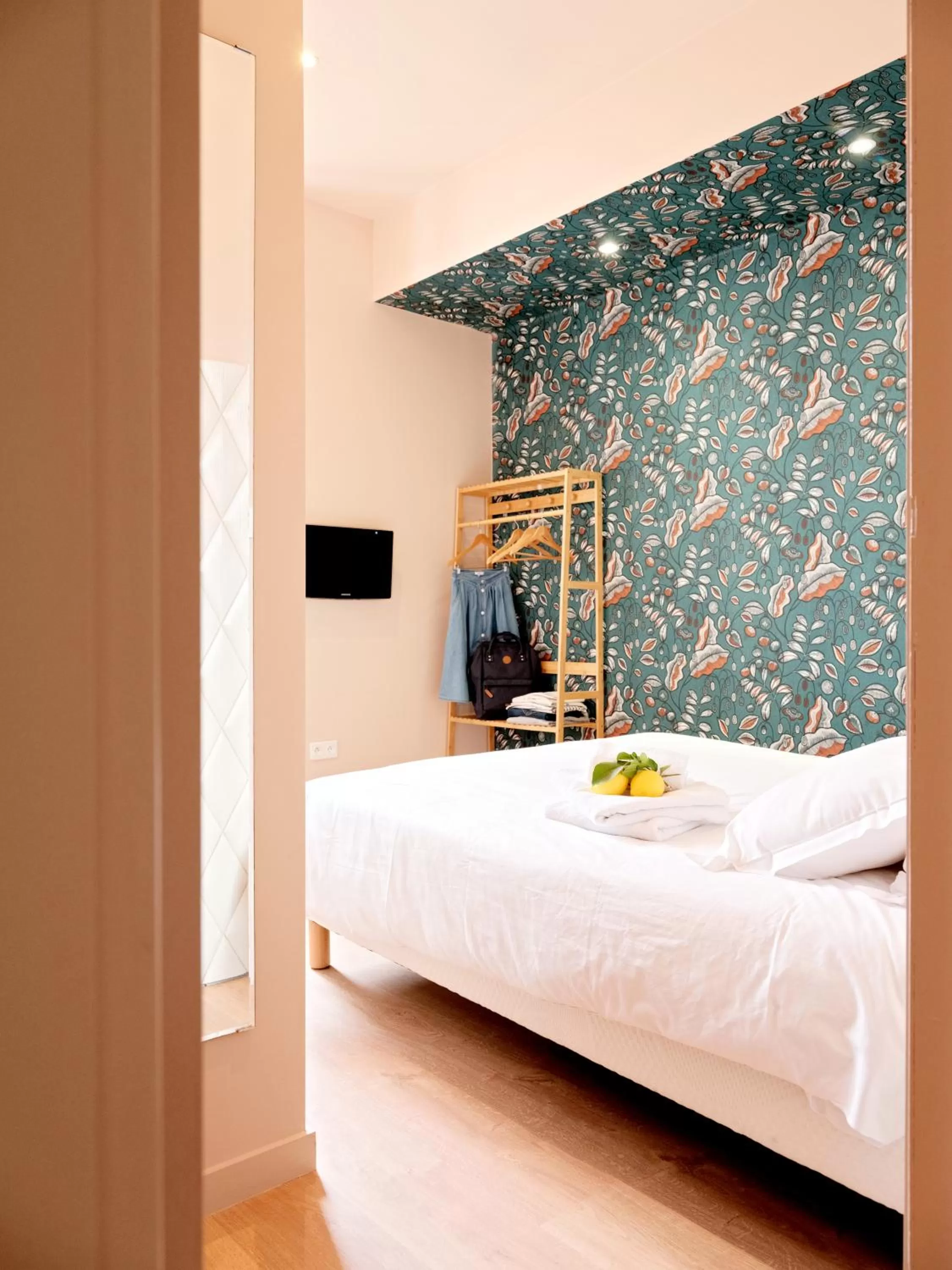 Photo of the whole room, Bed in Hotel Lemon