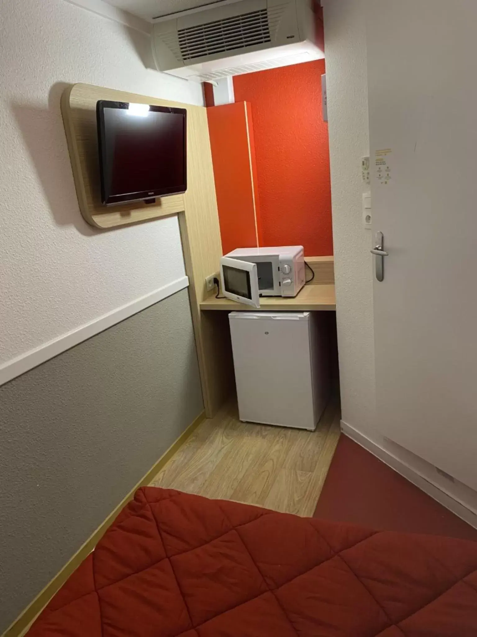 minibar, TV/Entertainment Center in Premiere Classe Tours Sud - Joue Les Tours