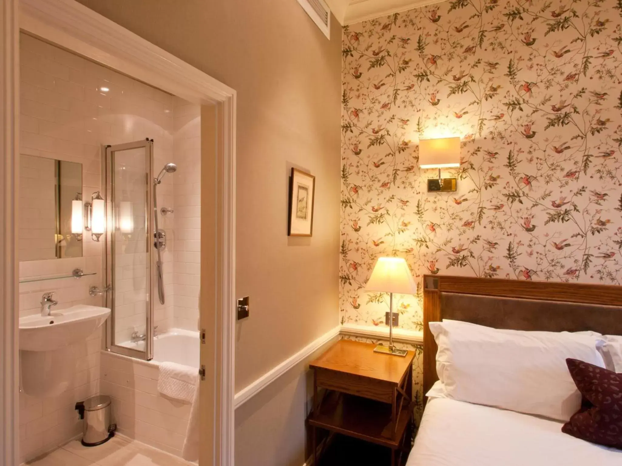 Bathroom in St Michael's Manor Hotel - St Albans