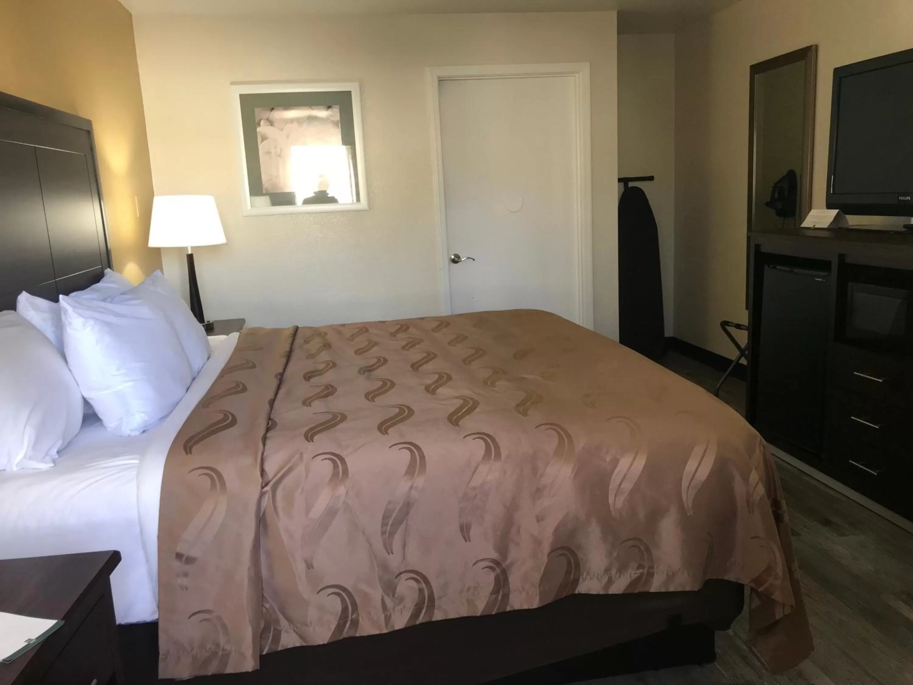Bed in Quality Inn & Suites near Downtown Mesa