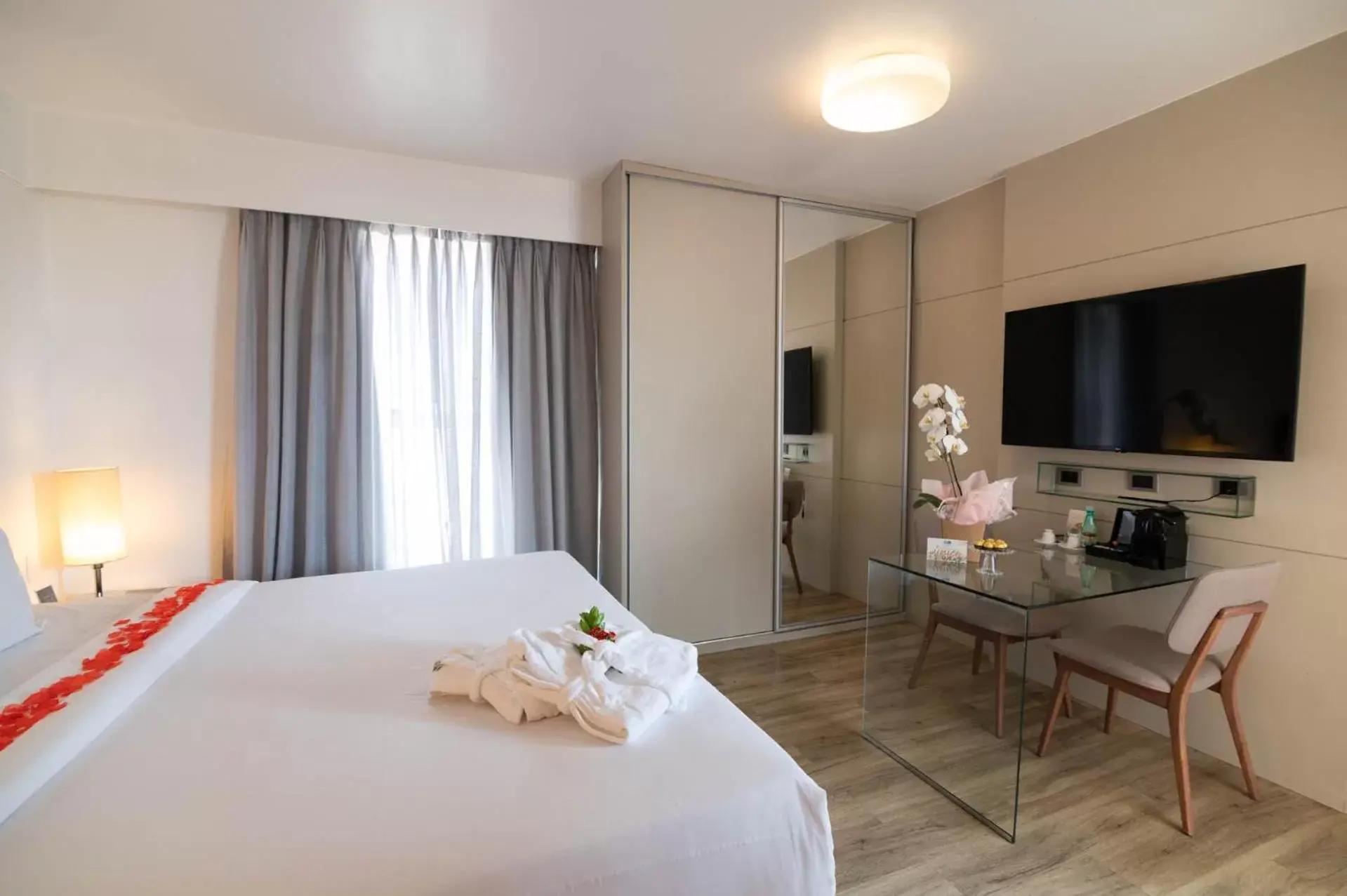 TV and multimedia, Bed in H2 Platinum Lourdes TV and multimedia, Bed in H2 Platinum Lourdes