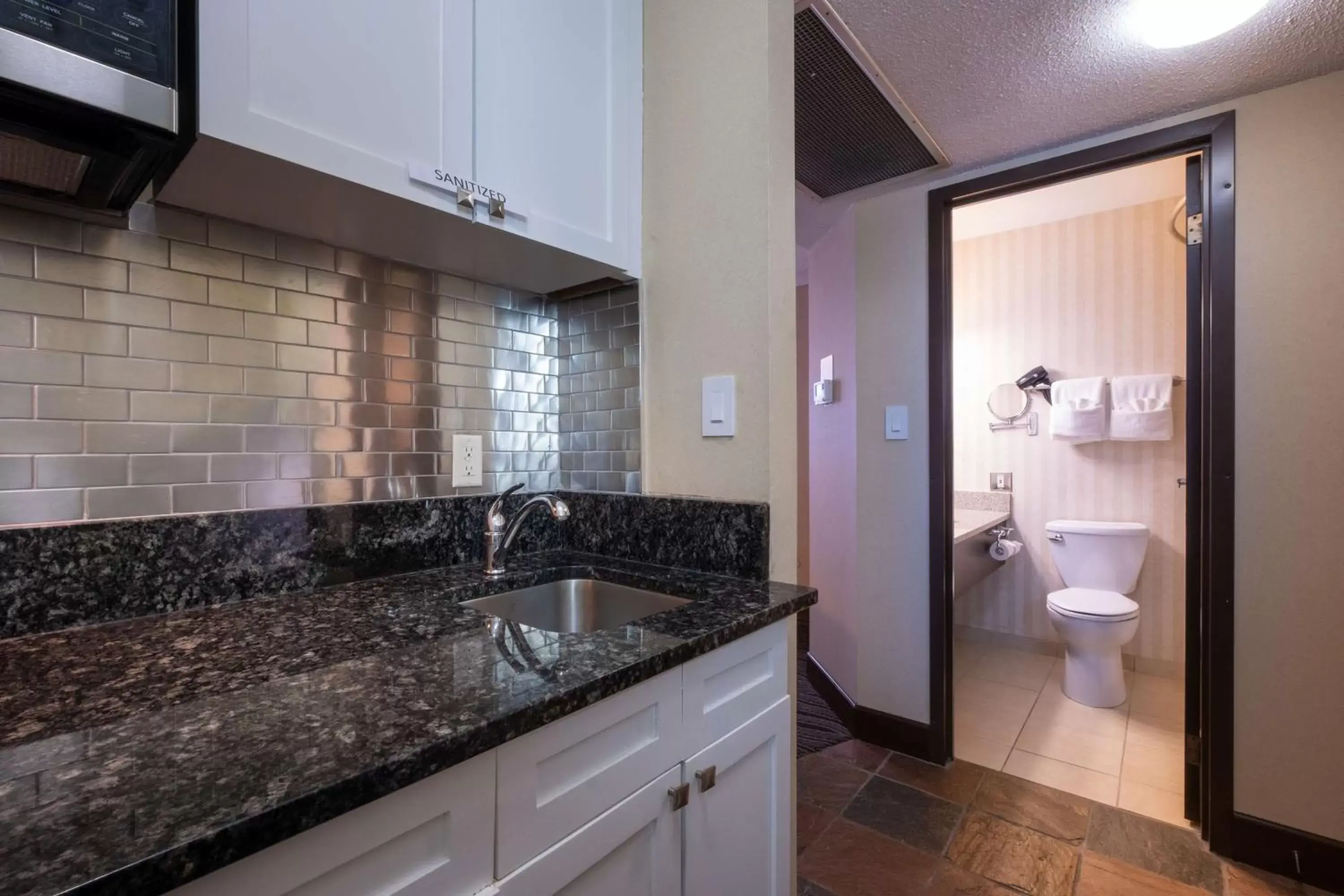 Kitchen or kitchenette, Bathroom in Prestige Mountain Resort Rossland