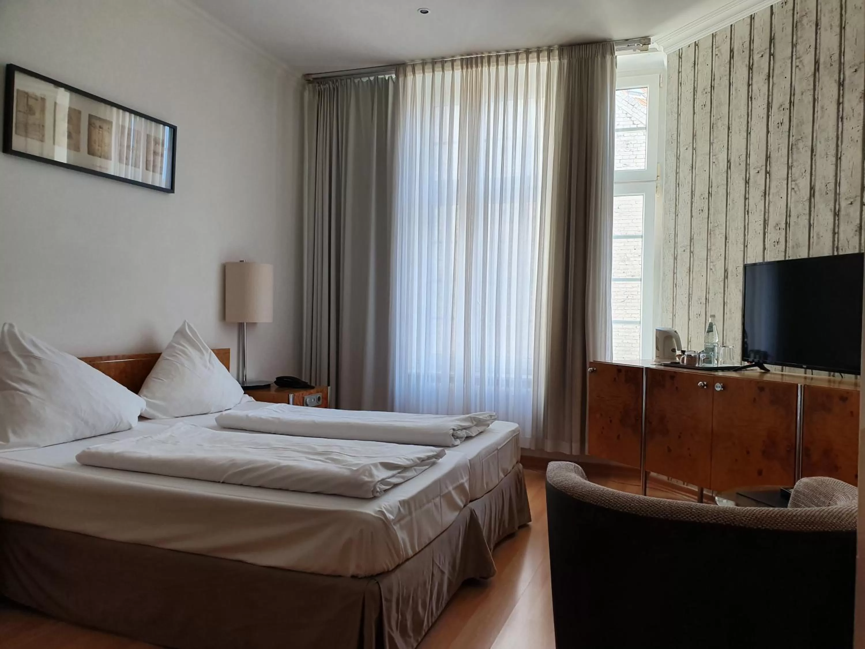 Photo of the whole room, Bed in Erlanger Hof