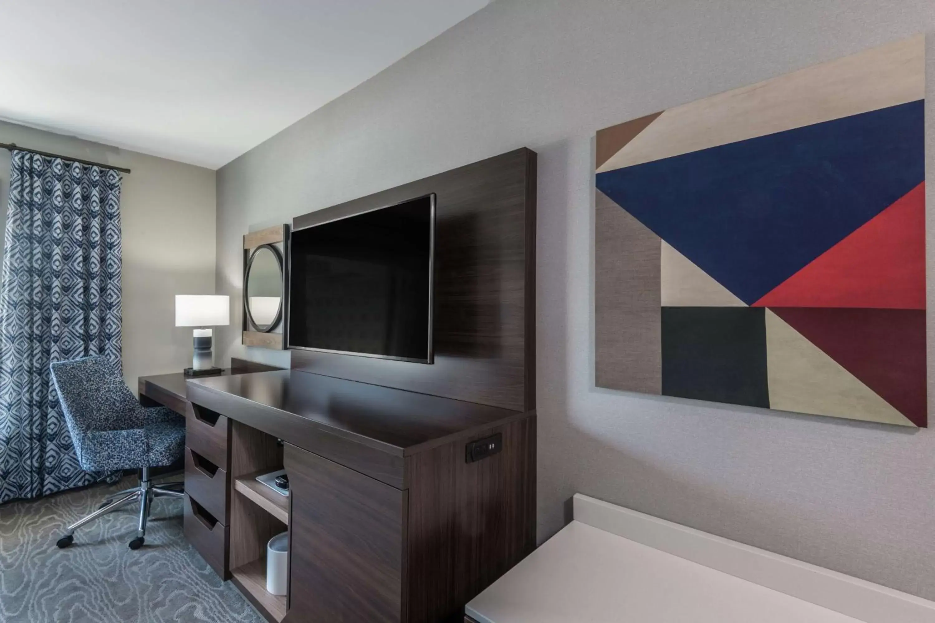 Bedroom, TV/Entertainment Center in Hampton Inn & Suites Fort Wayne Downtown