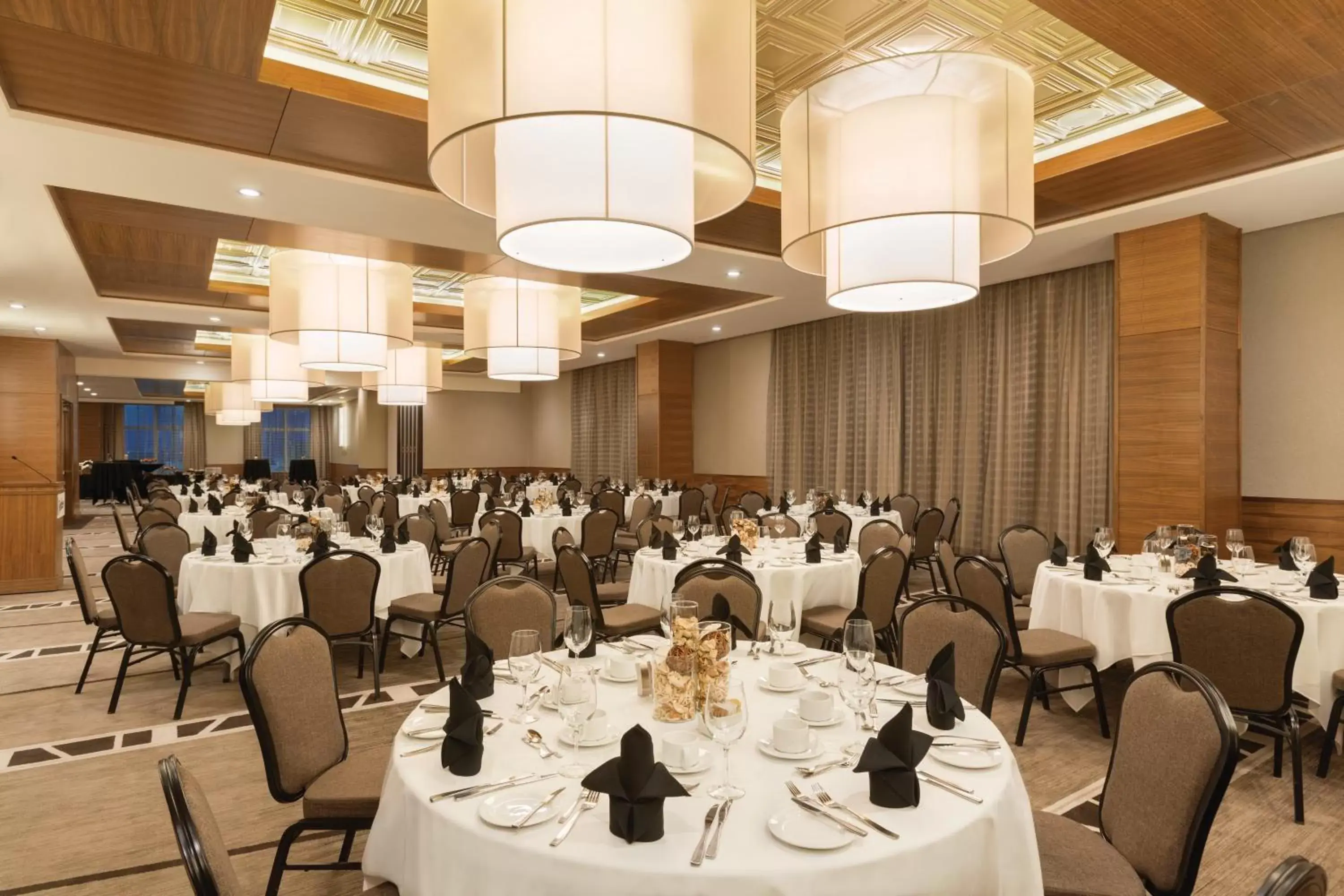 Banquet/Function facilities, Restaurant/Places to Eat in Radisson Hotel & Conference Center Calgary Airport East