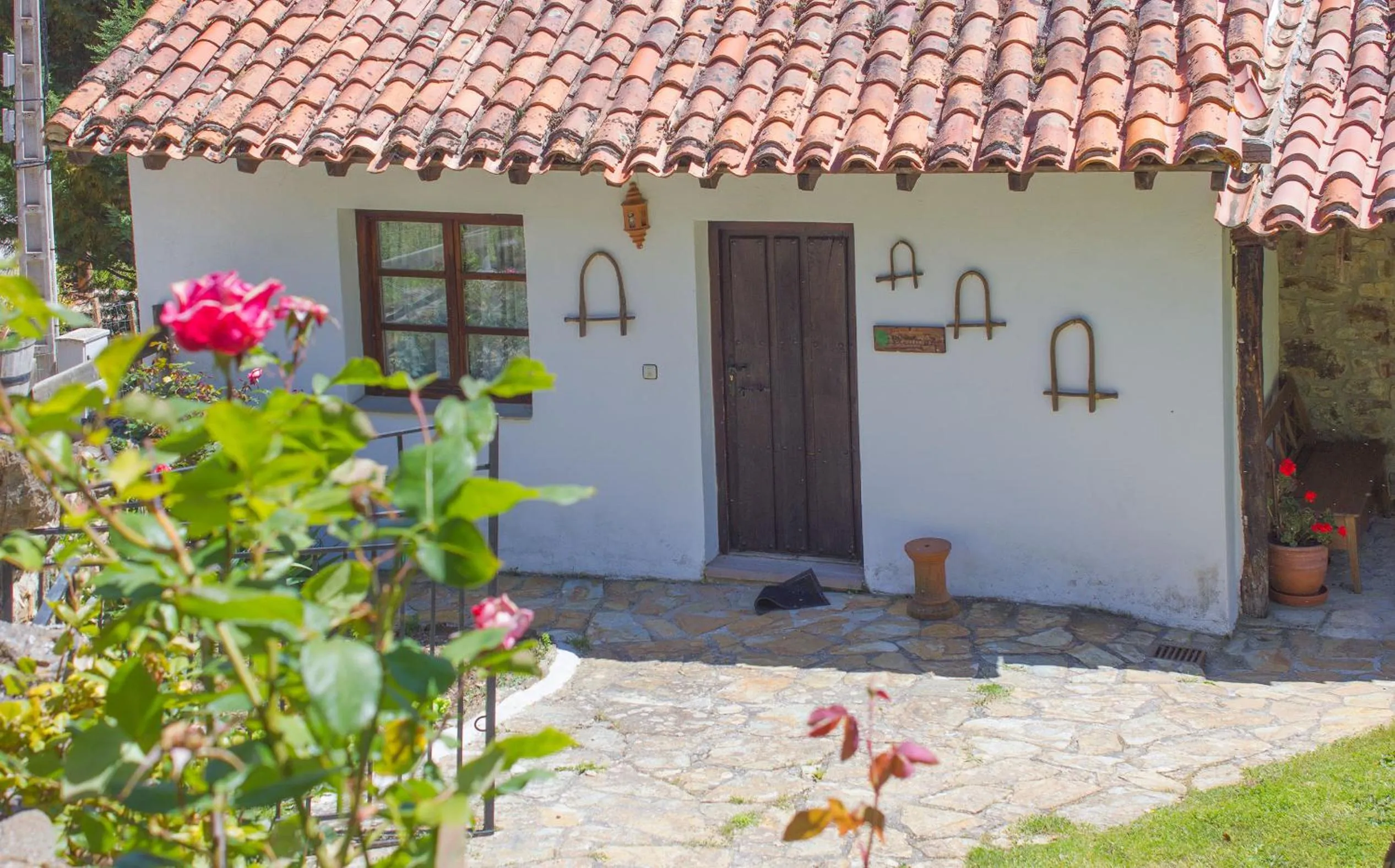 Facade/entrance in Viviendas Rurales El Covaju