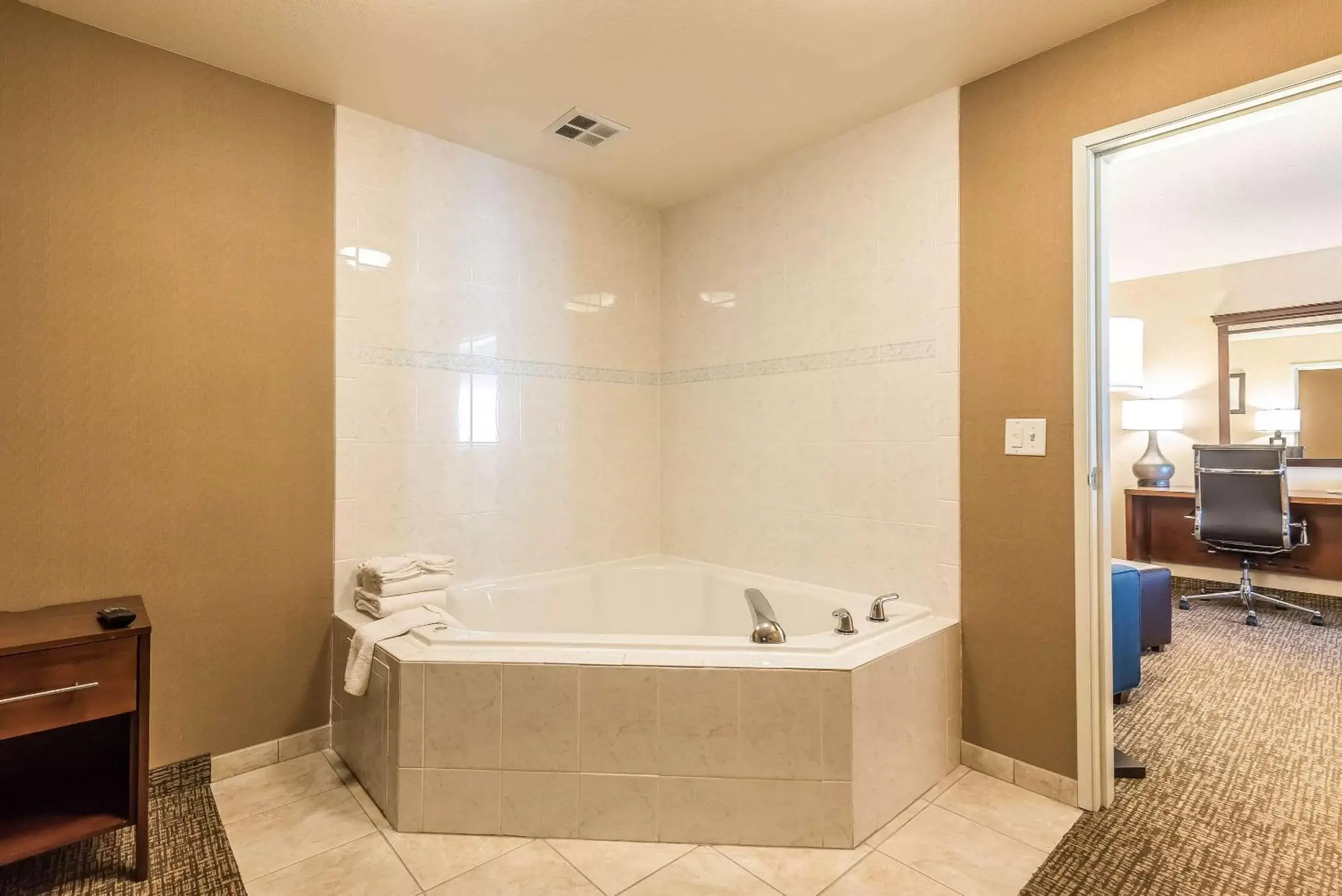 Bathroom in Comfort Suites Longmont