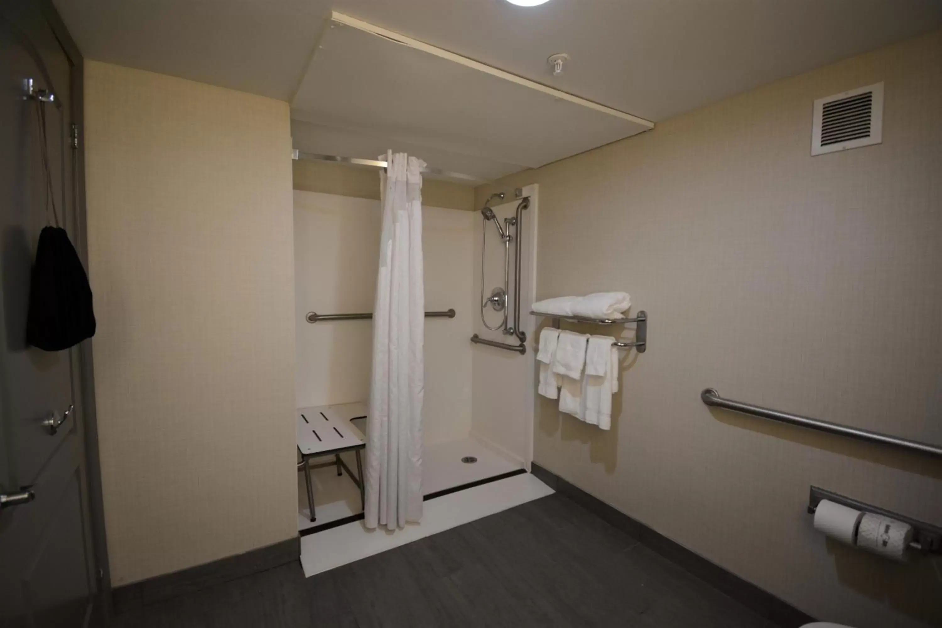 Photo of the whole room, Bathroom in Holiday Inn Hazlet, an IHG Hotel