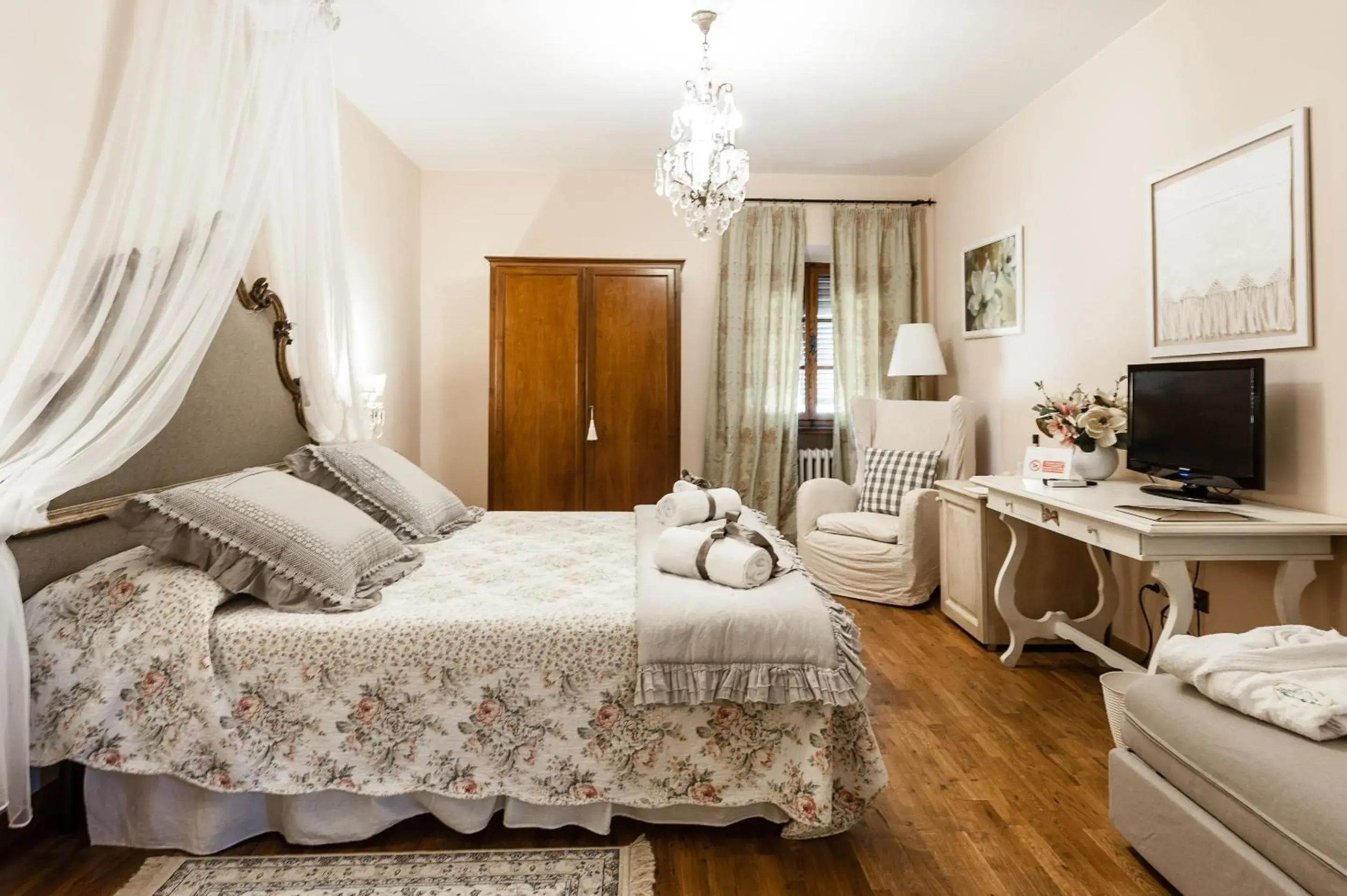 Bedroom, Bed in Giardino della Pieve Relais