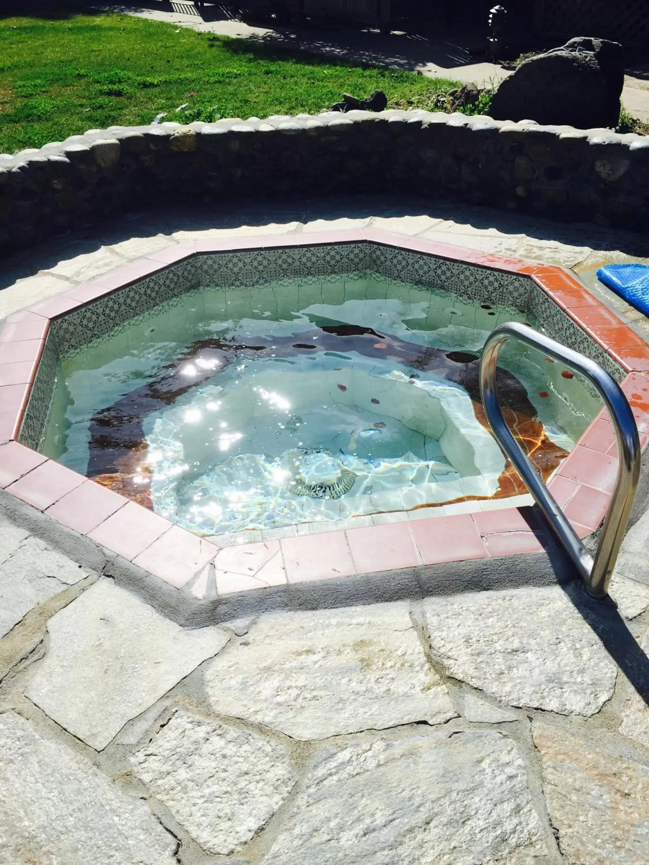 Hot Tub, Swimming Pool in Contenta Inn